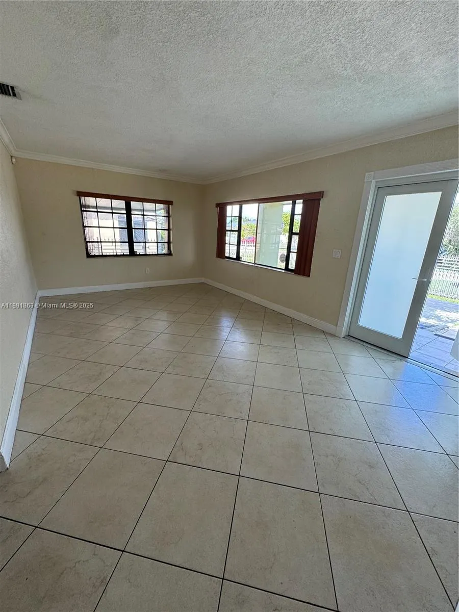 110 W 44th St, #110