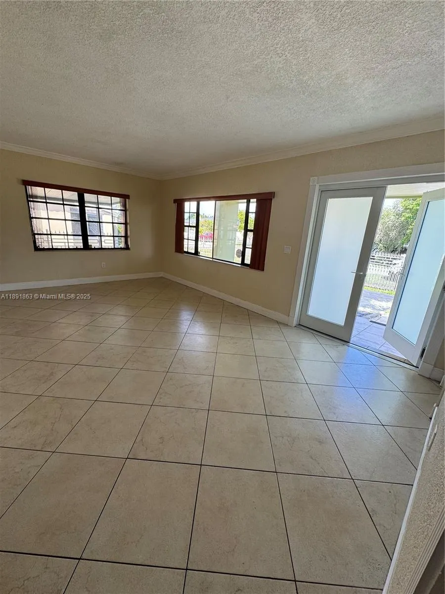 110 W 44th St, #110