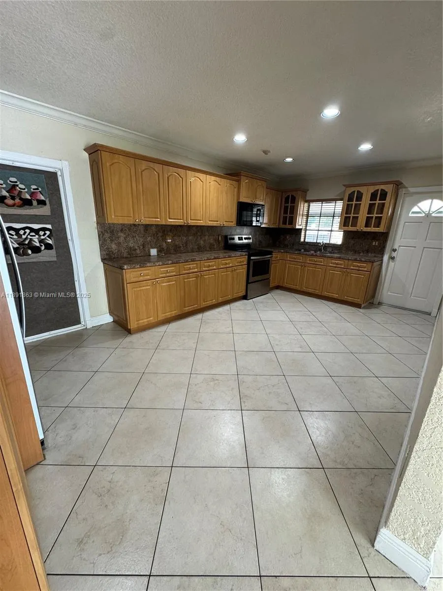 110 W 44th St, #110
