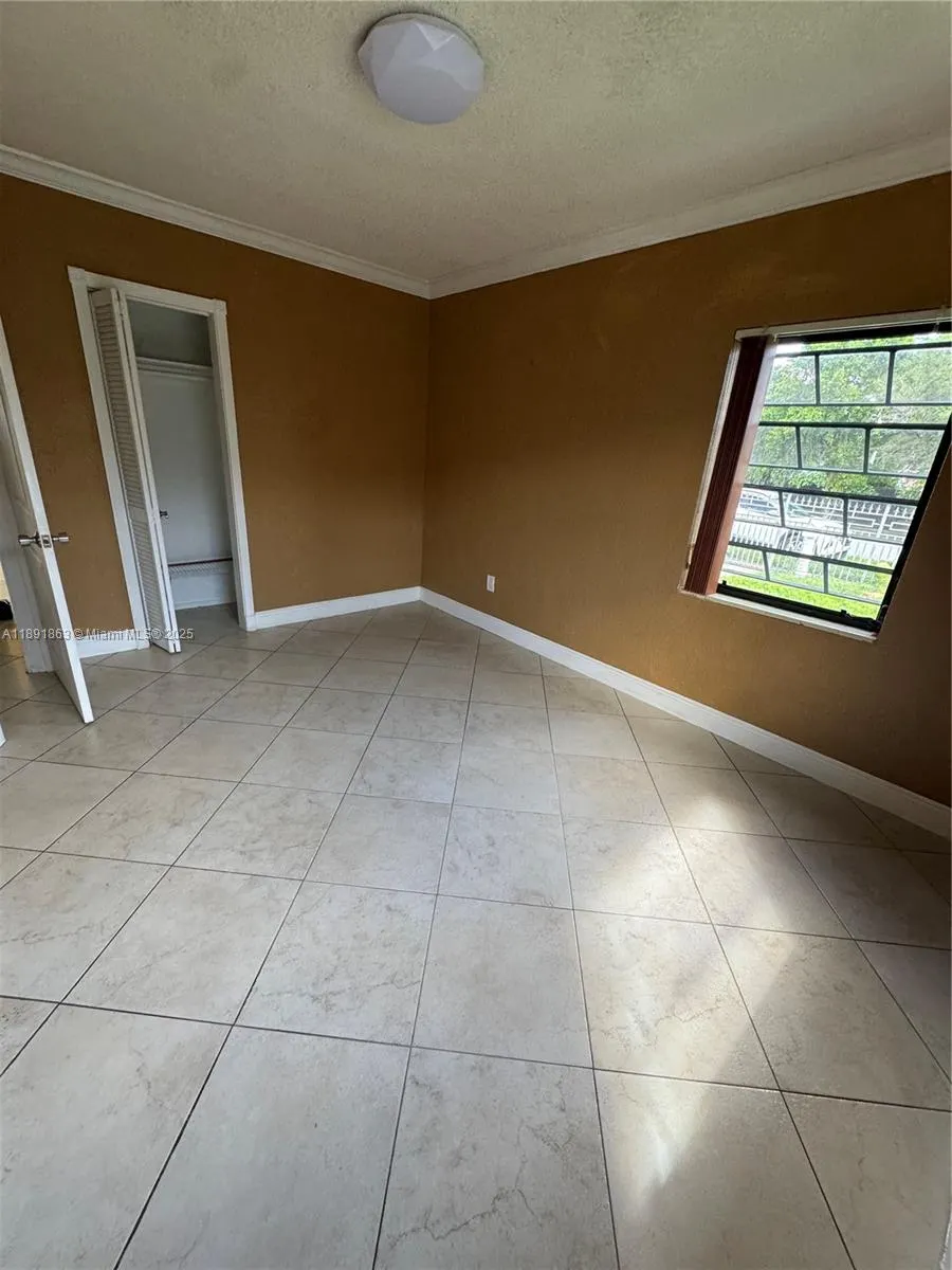 110 W 44th St, #110