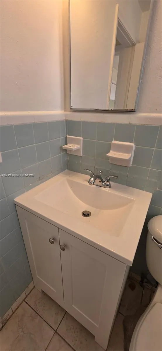 654 W 29th St, #2