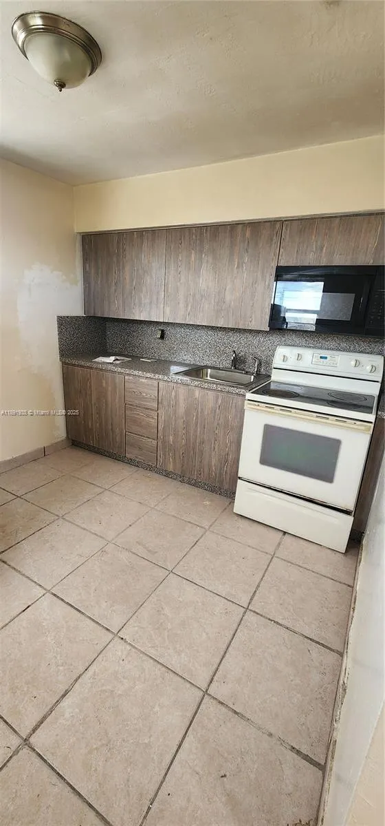 654 W 29th St, #2