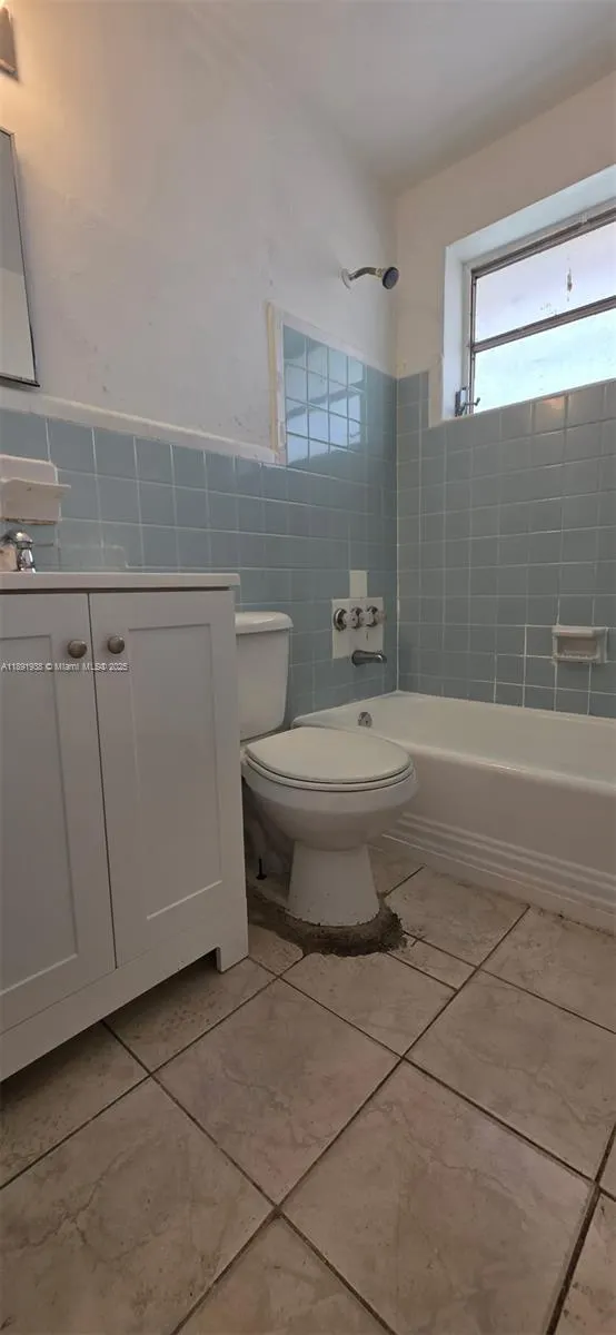654 W 29th St, #2