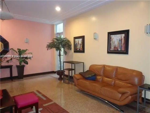 7326 Collins Ave, #304
