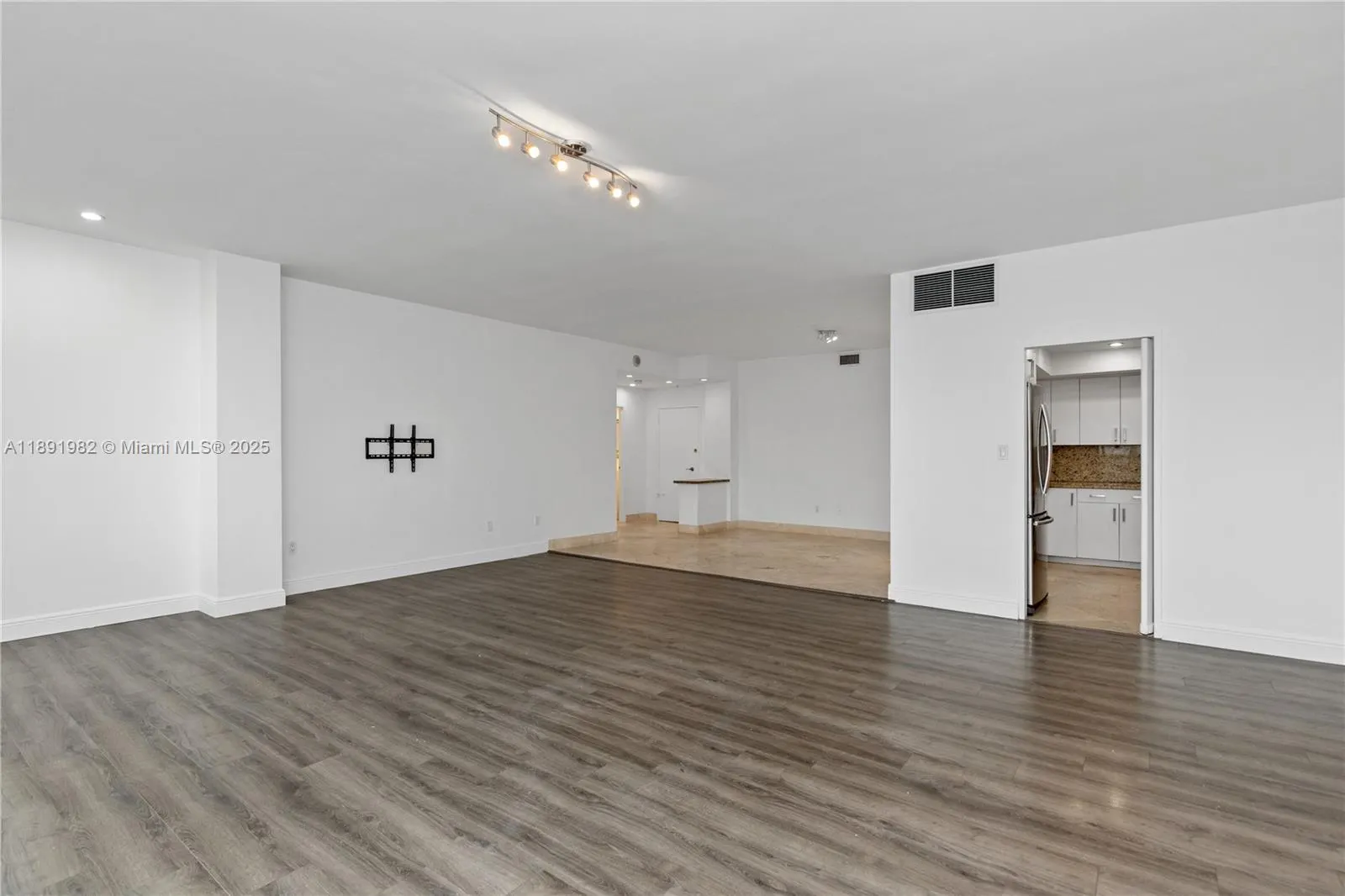 4925 Collins Ave, #6G