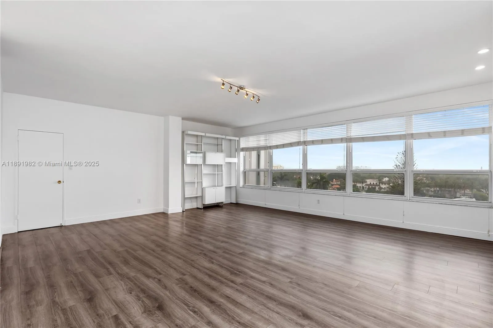 4925 Collins Ave, #6G