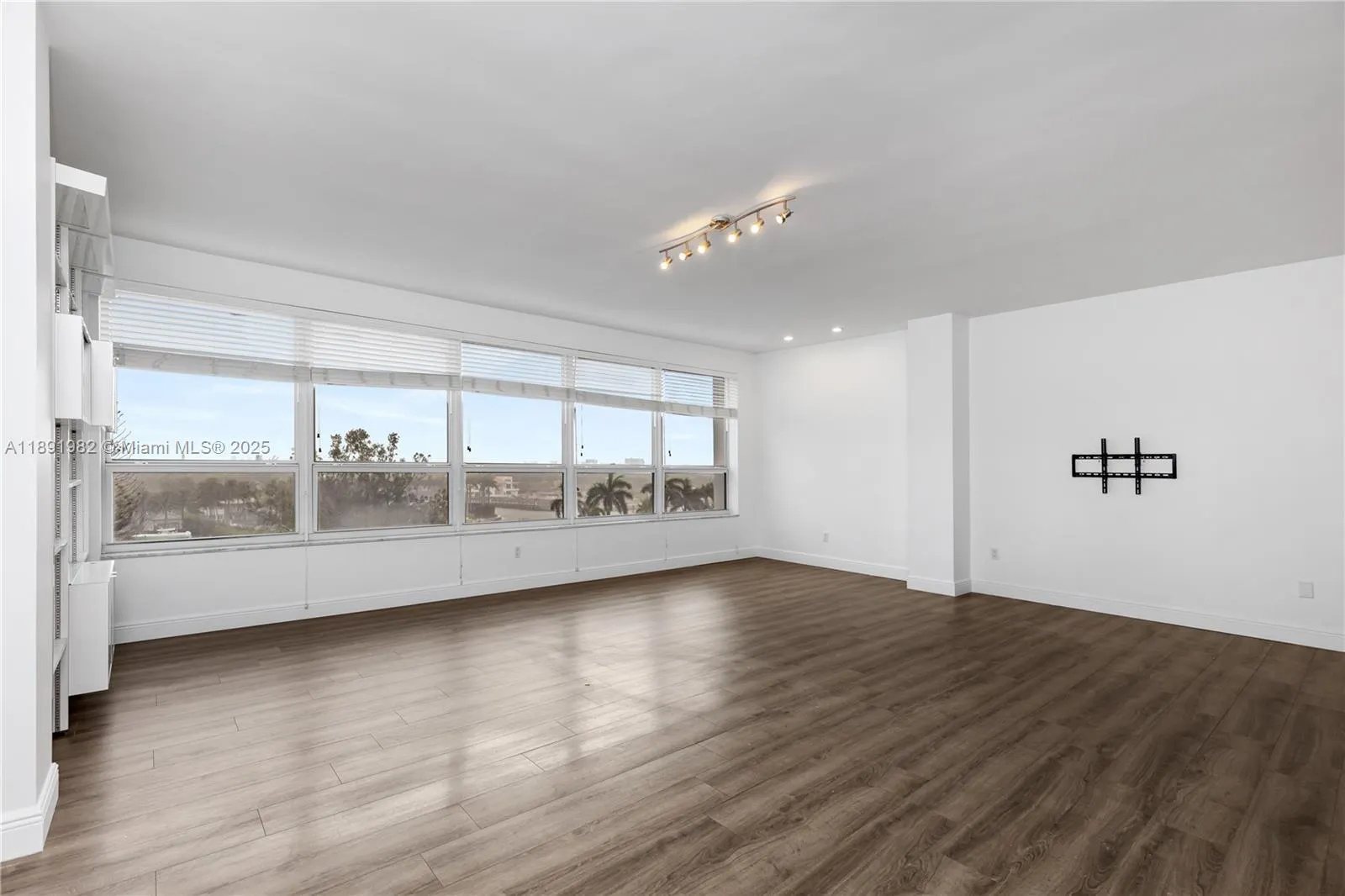 4925 Collins Ave, #6G