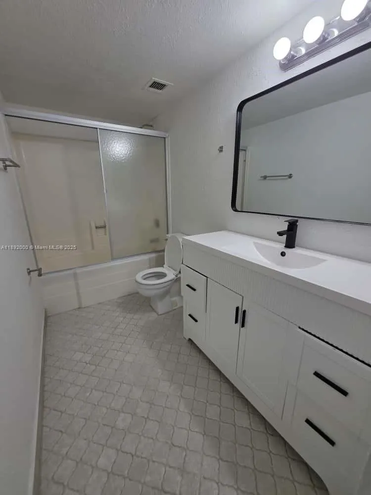 13499 Biscayne Blvd, #811