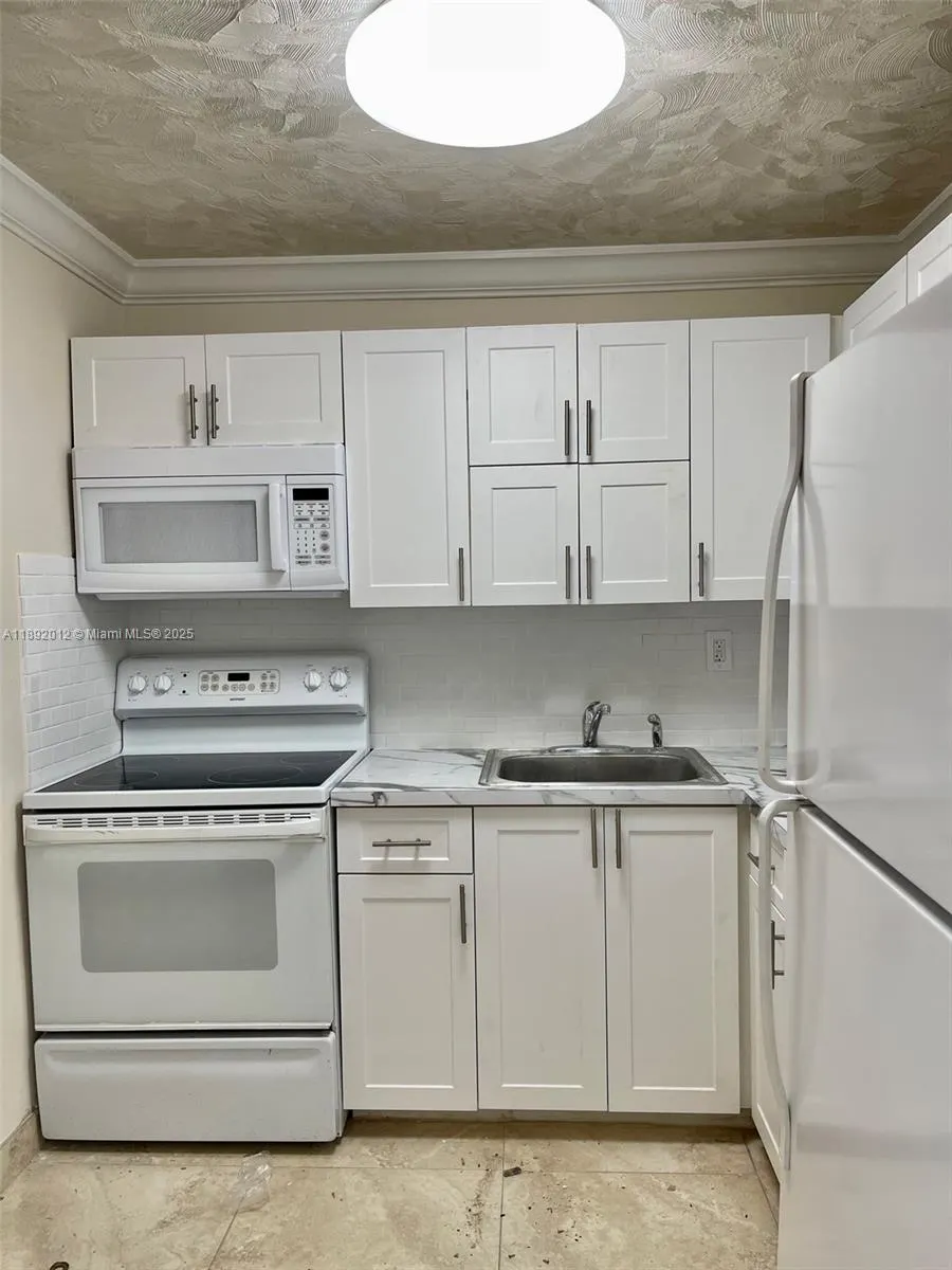 1725 W 60th St, #F304
