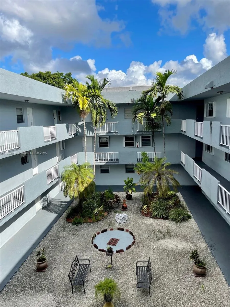 1725 W 60th St, #F304