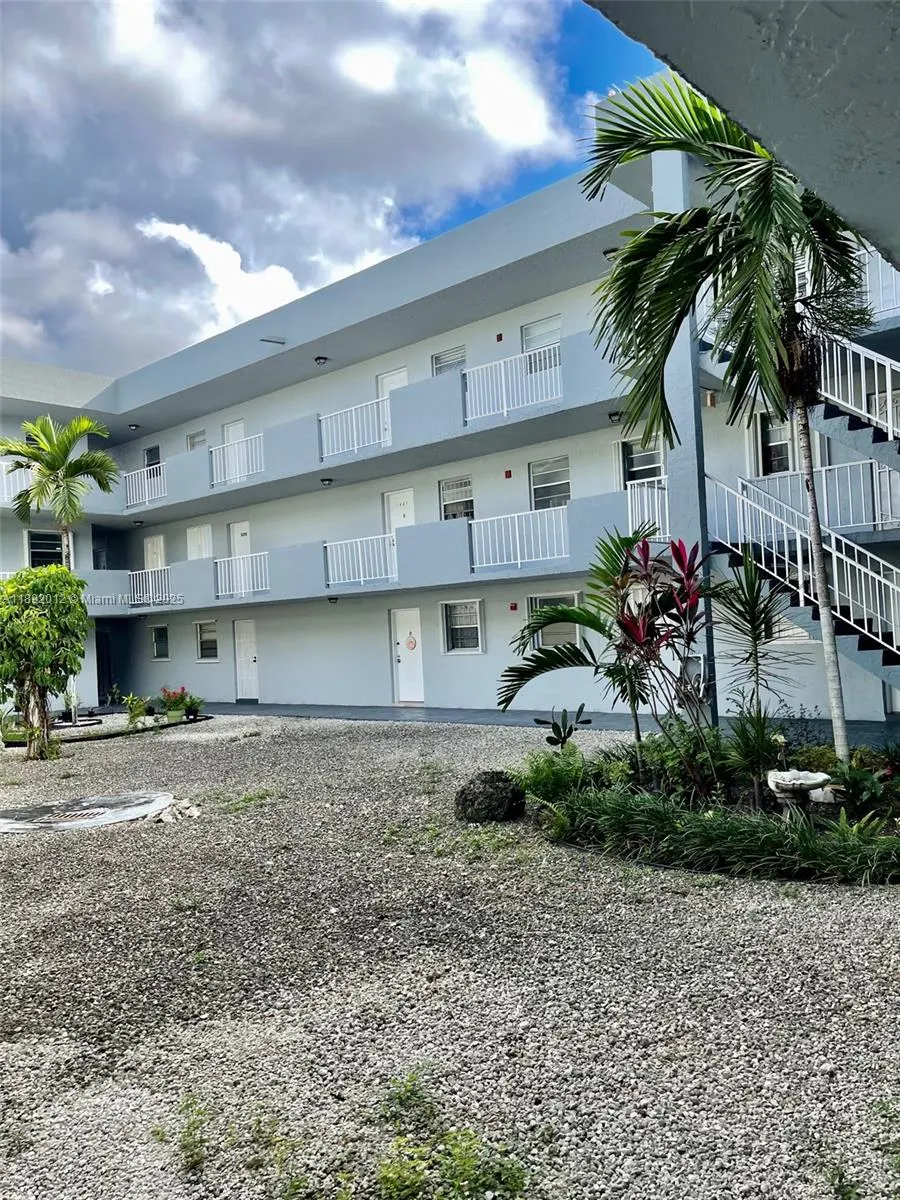 1725 W 60th St, #F304