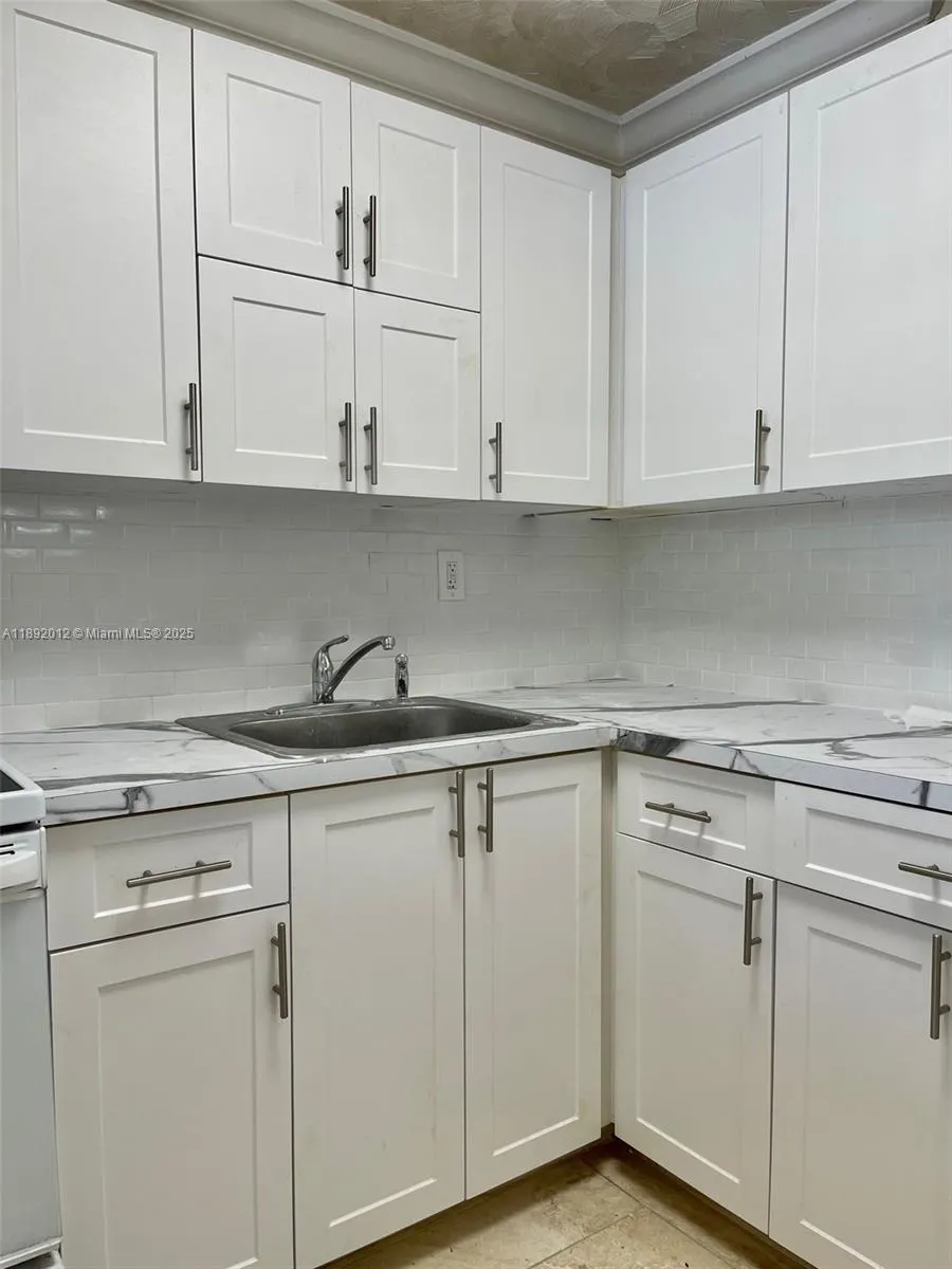 1725 W 60th St, #F304