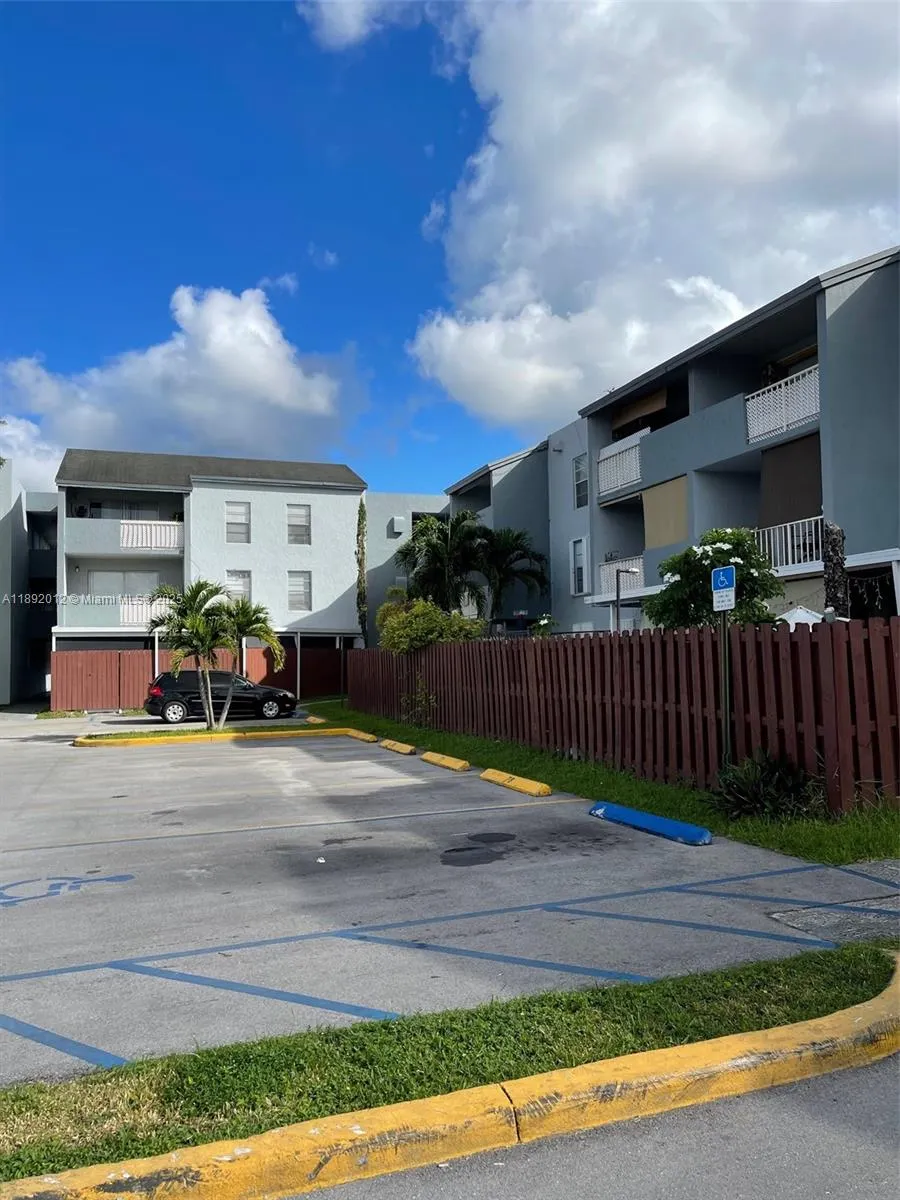 1725 W 60th St, #F304