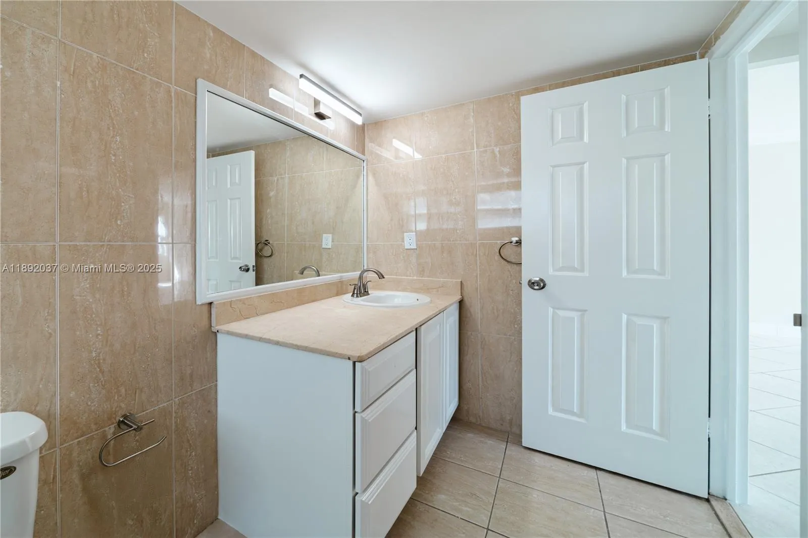 2555 NE 11th St, #310