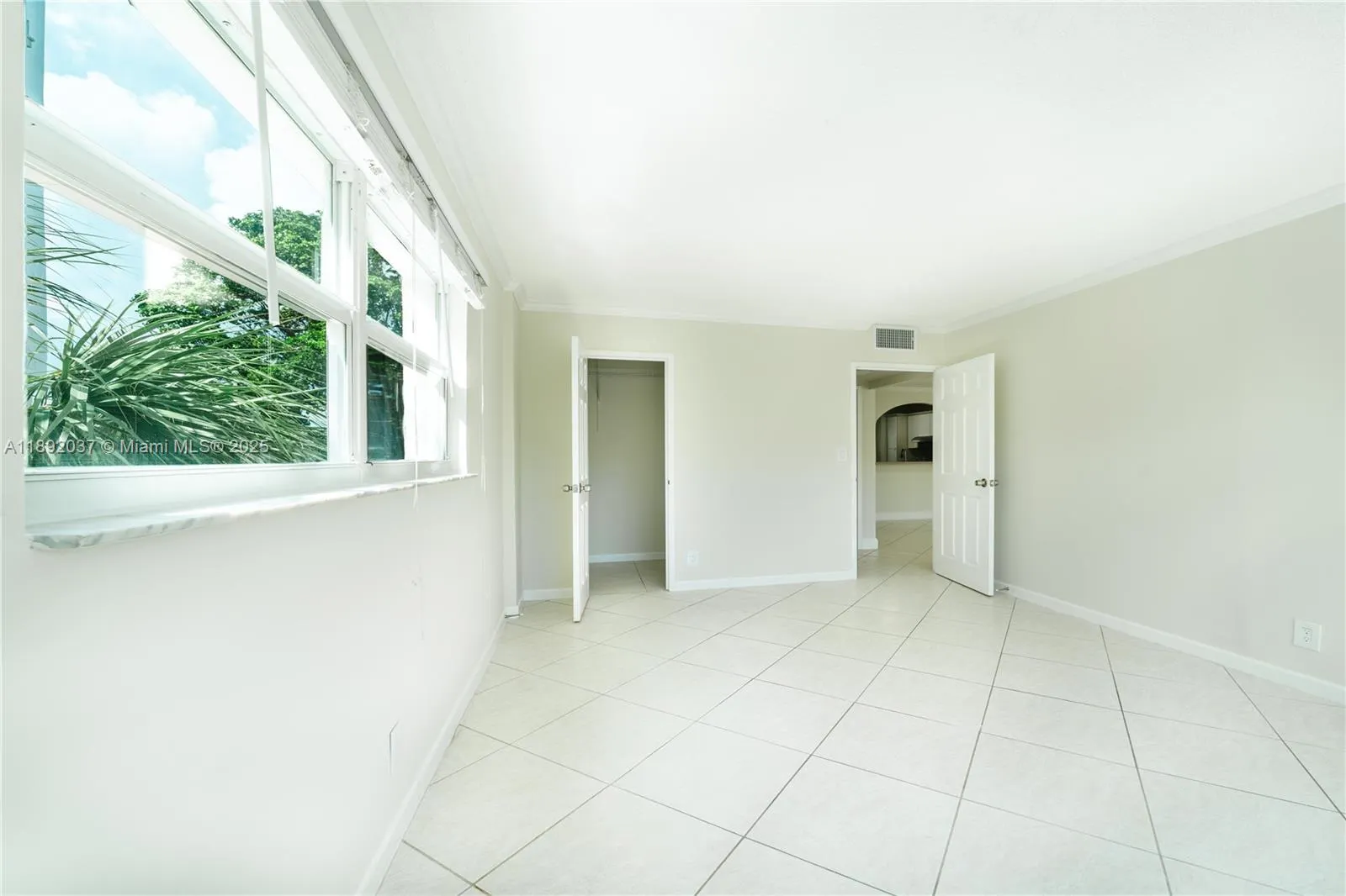 2555 NE 11th St, #310