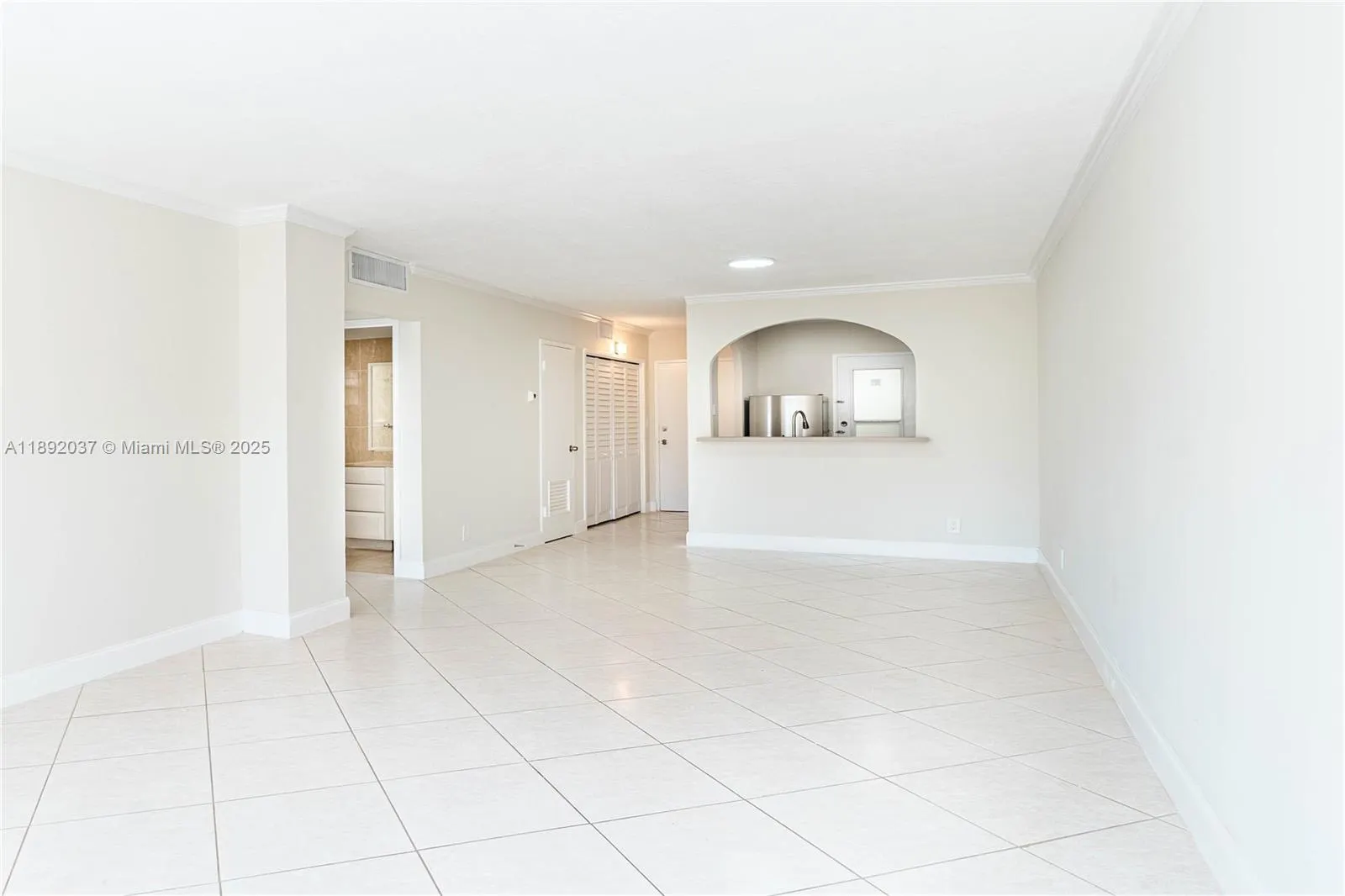 2555 NE 11th St, #310