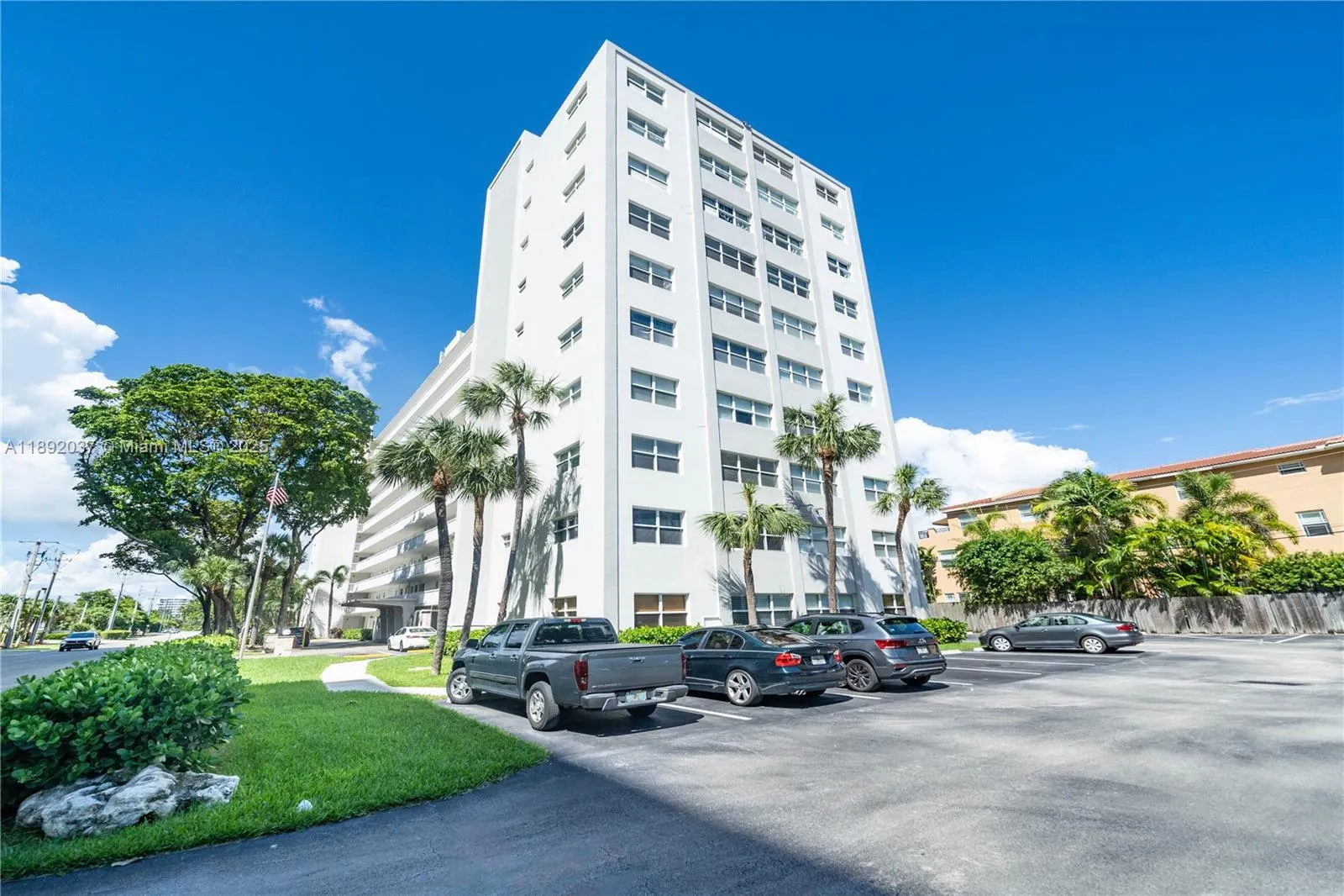 2555 NE 11th St, #310