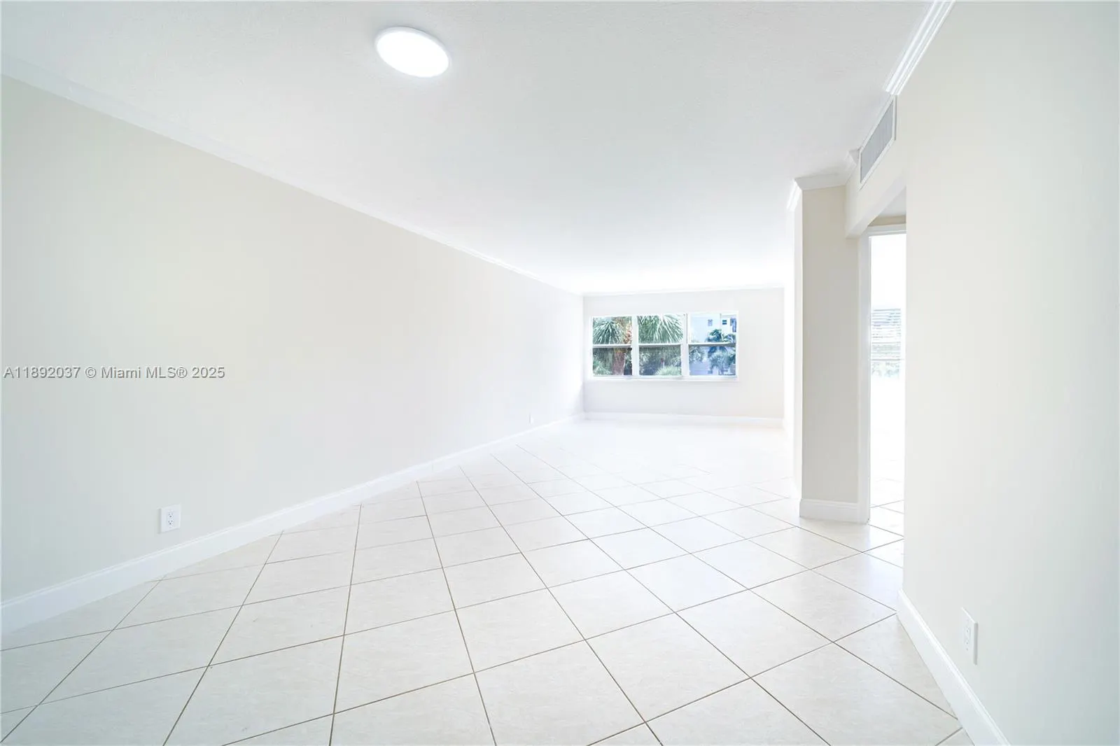 2555 NE 11th St, #310