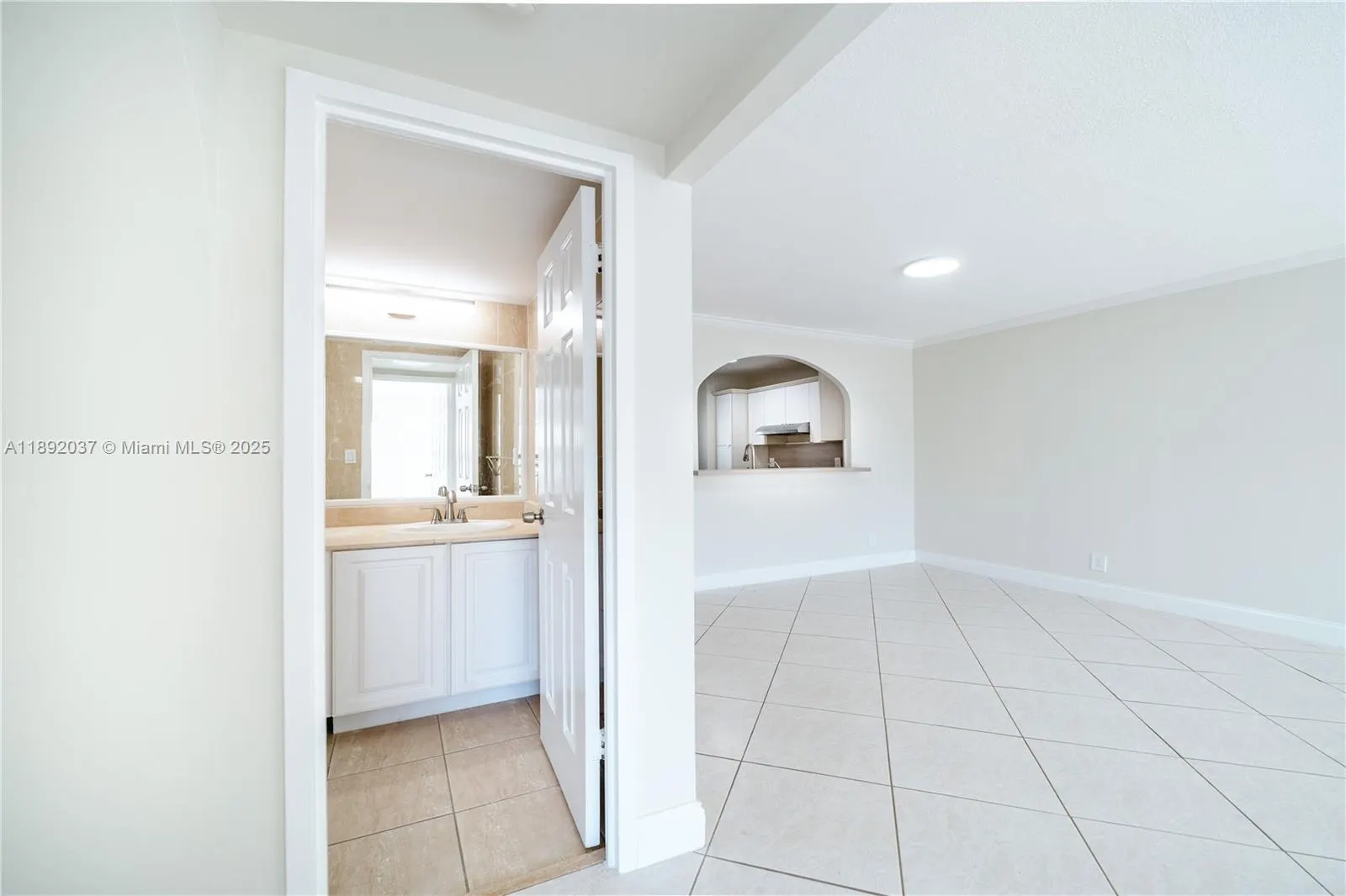 2555 NE 11th St, #310