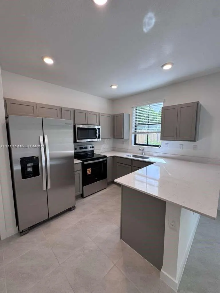 1549 NE 3 AVENUE, #0