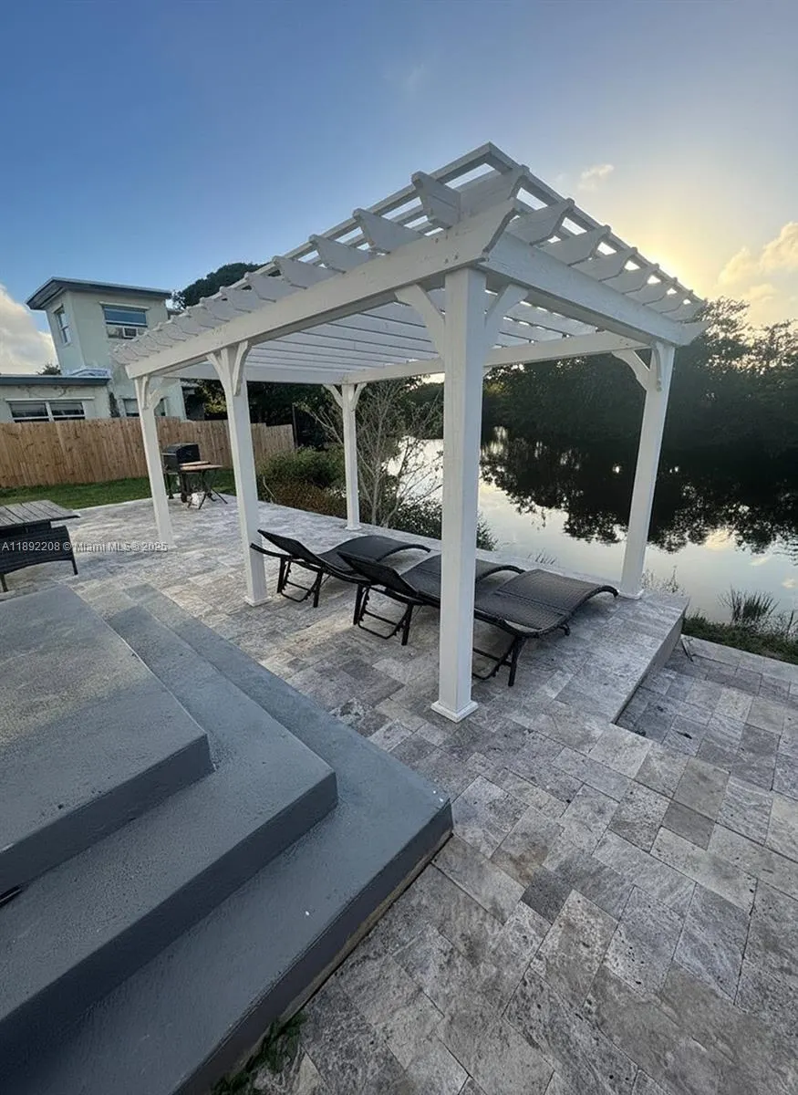 655 NW 24th Ave