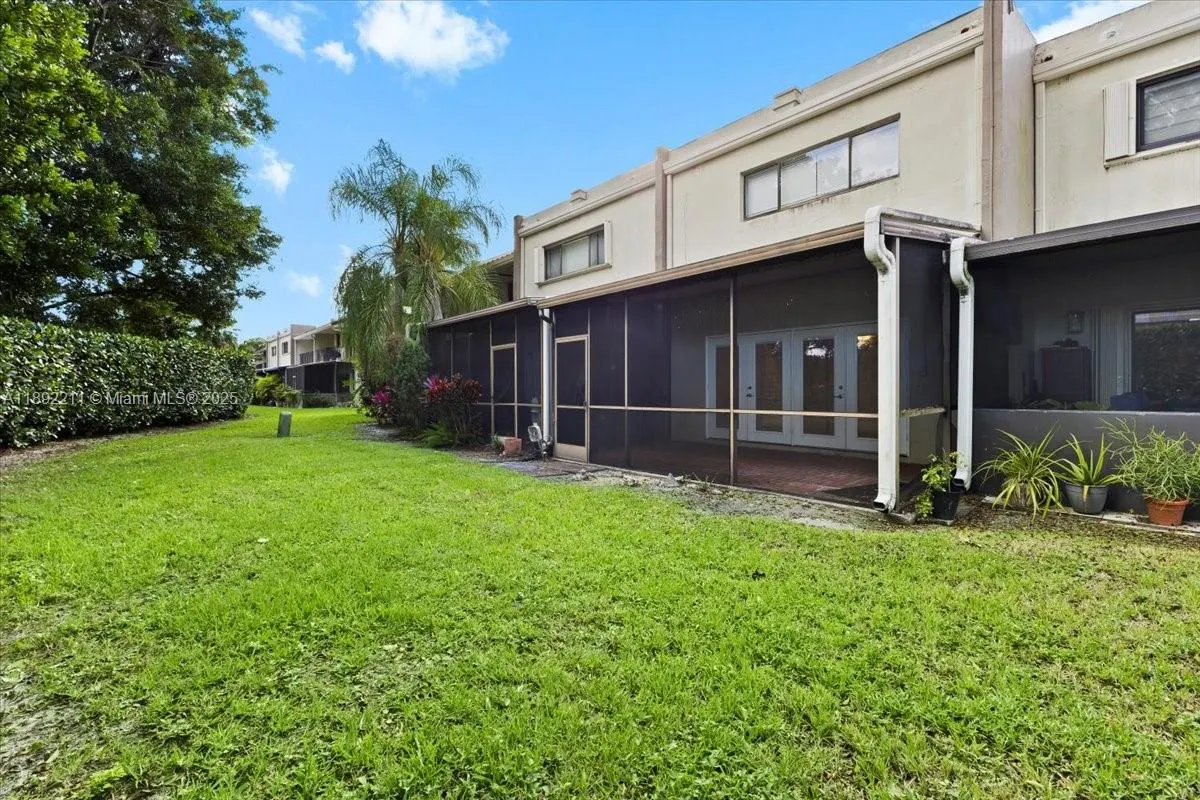281 Jacaranda Dr, #13