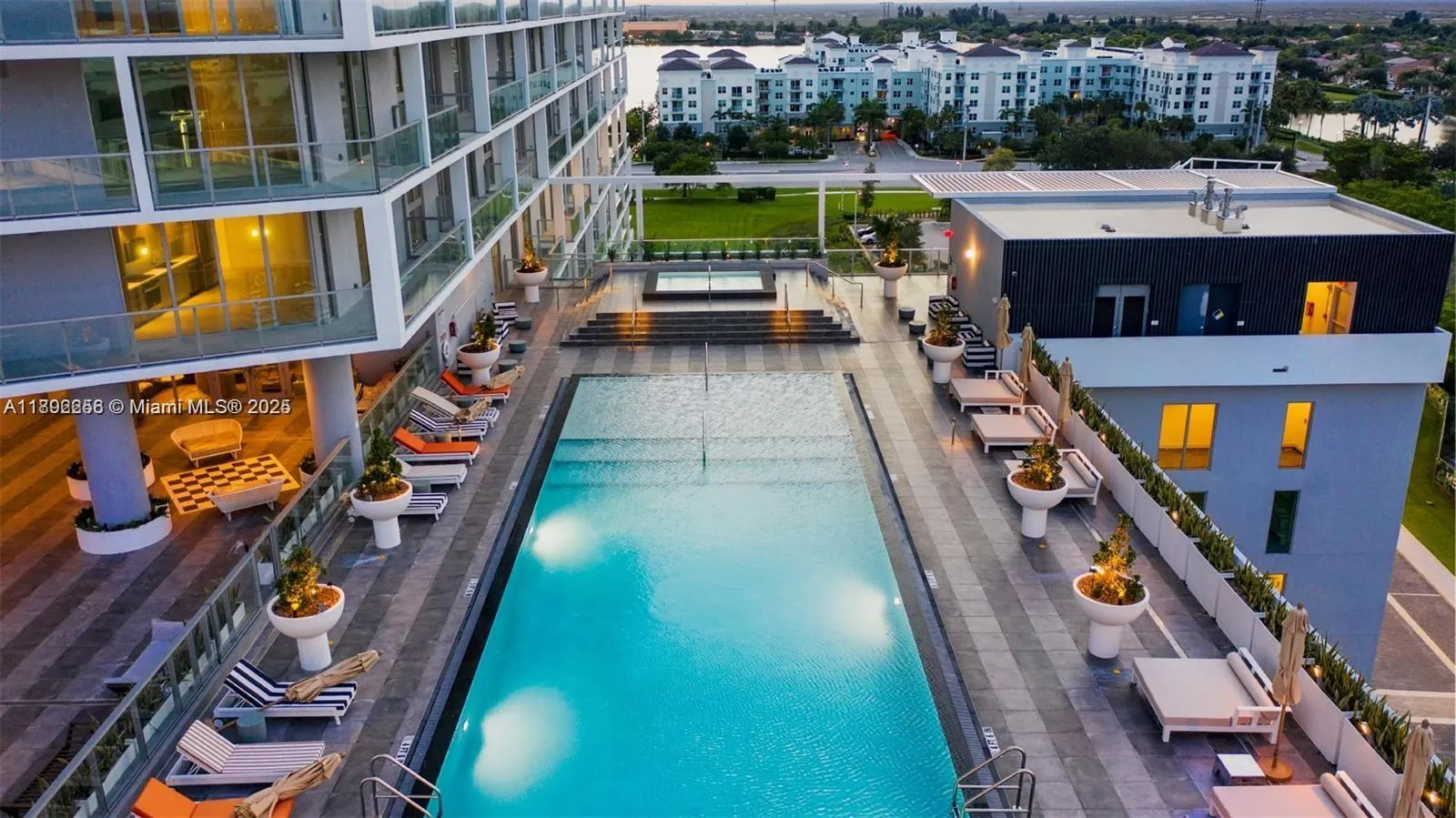 2000 Metropica Way, #2008