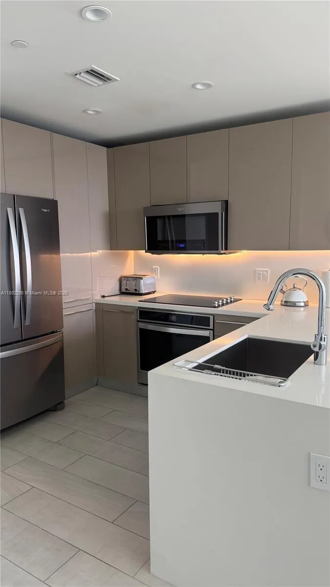 2000 Metropica Way, #2008