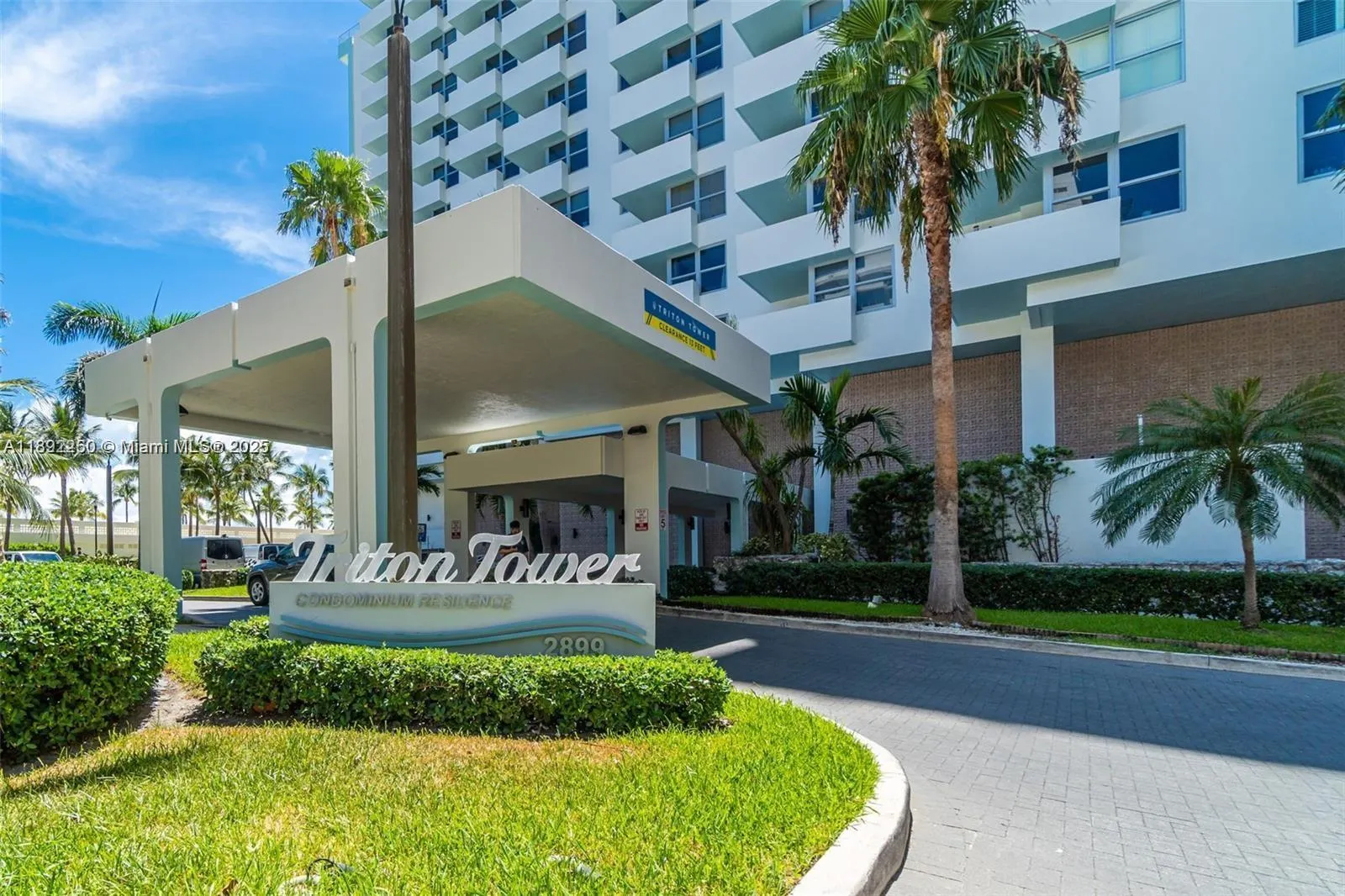 2899 Collins Ave, #736