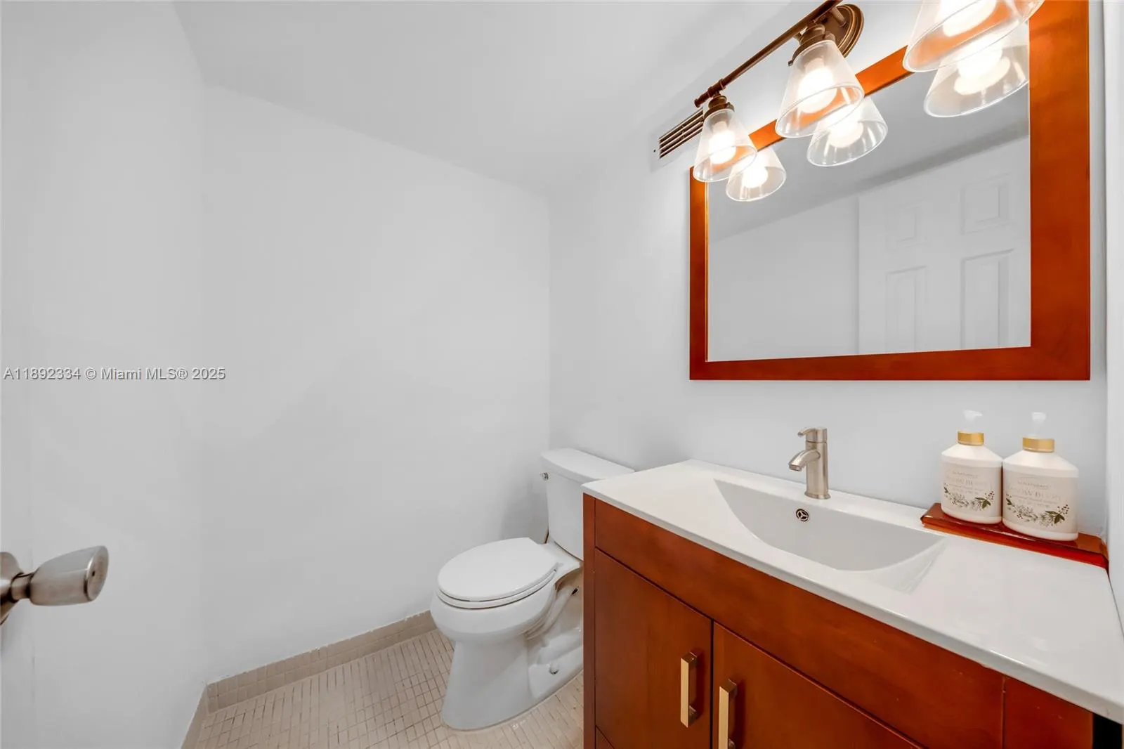 137 Golden Isles Dr, #508