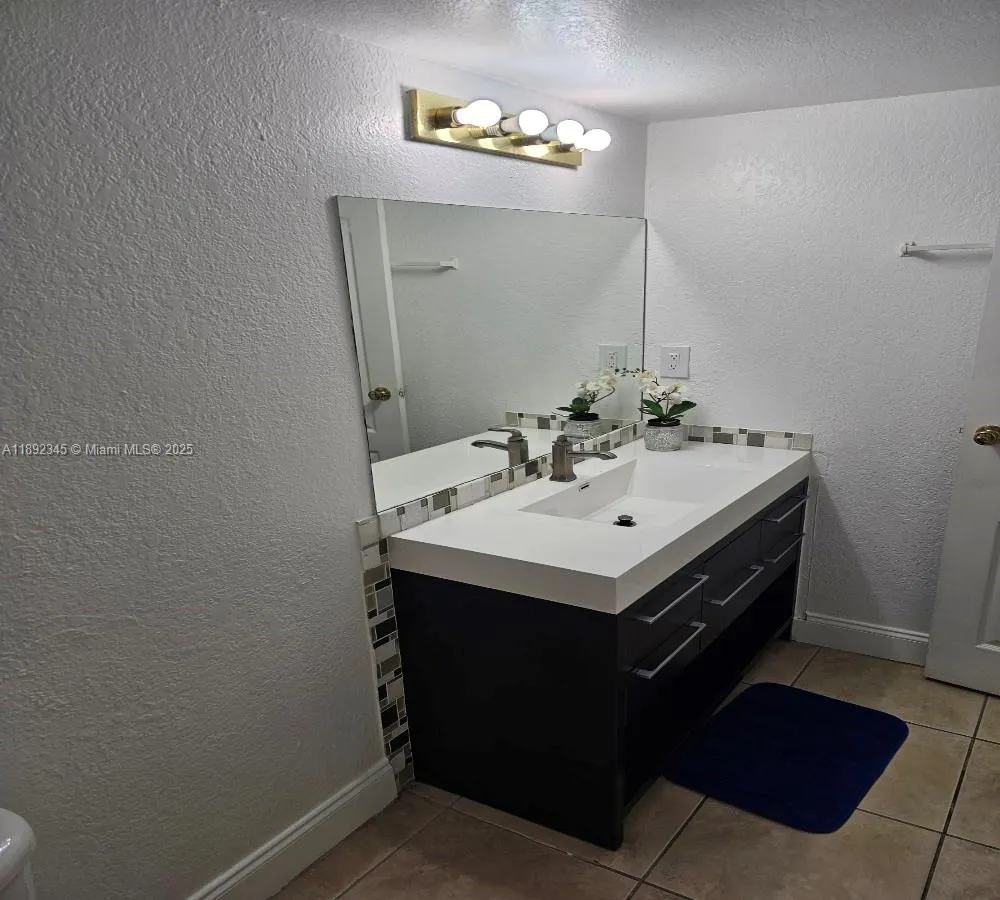 5201 Geneva Way, #202