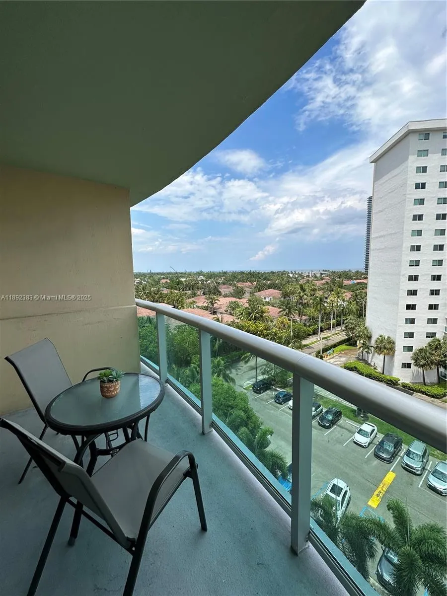 19390 Collins Ave, #820