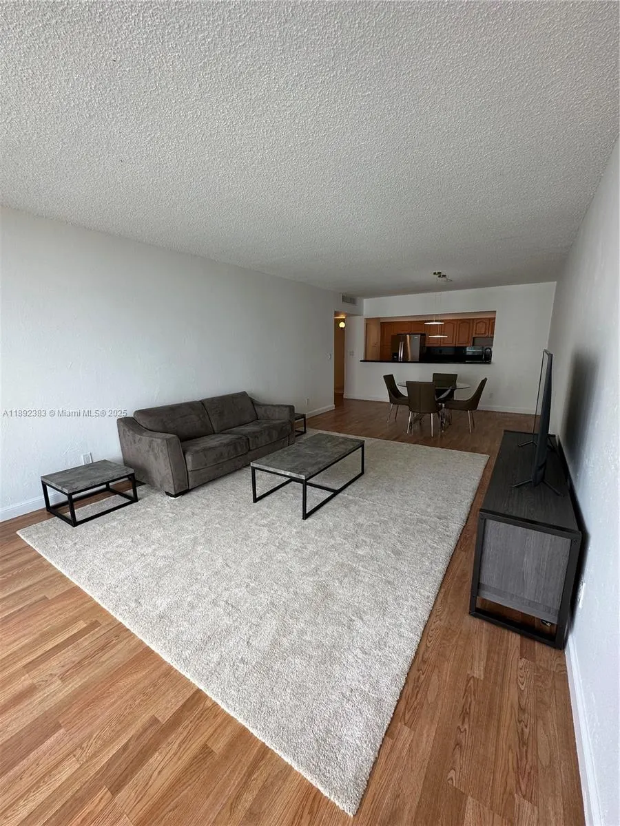 19390 Collins Ave, #820