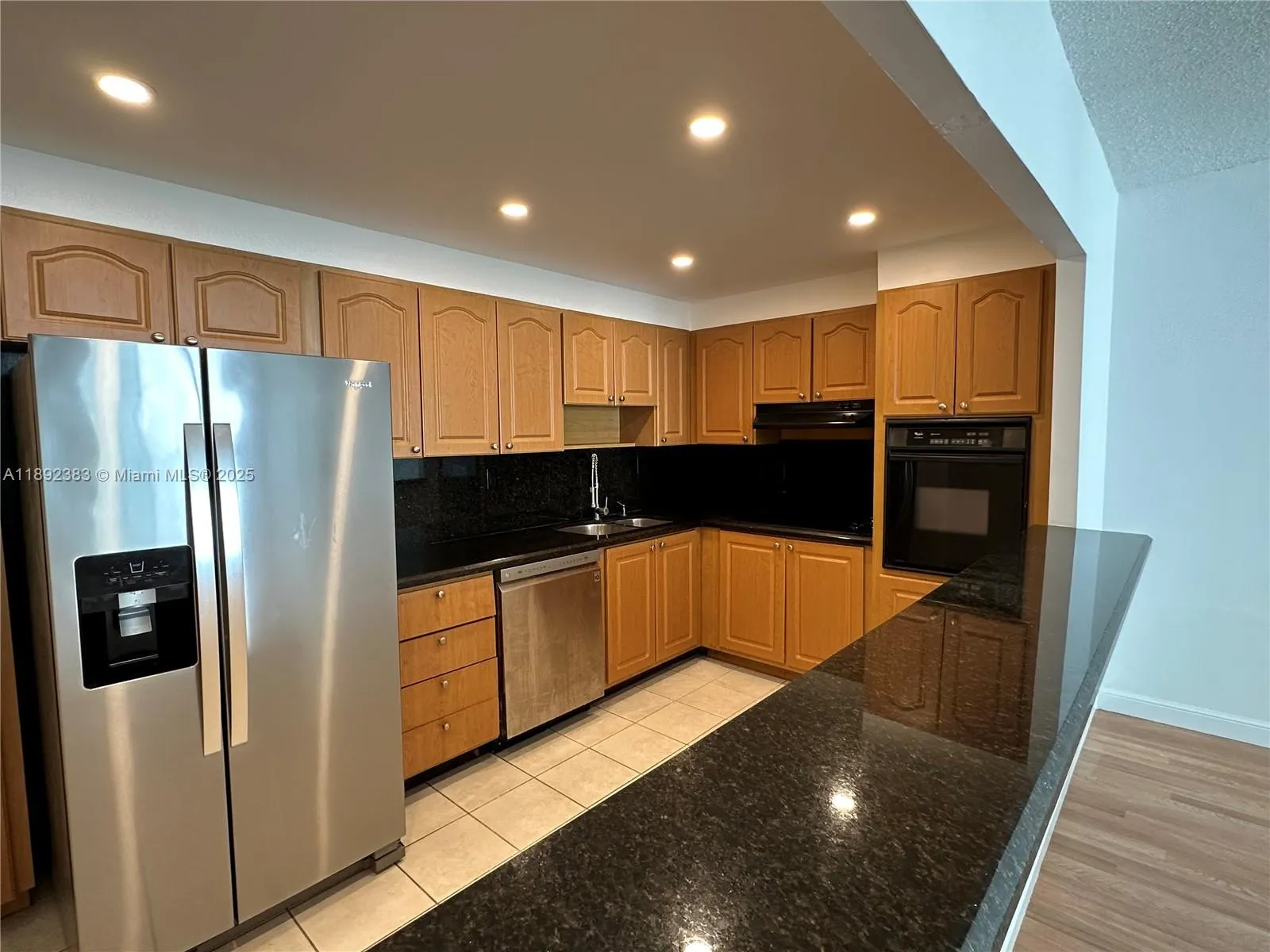 19390 Collins Ave, #820