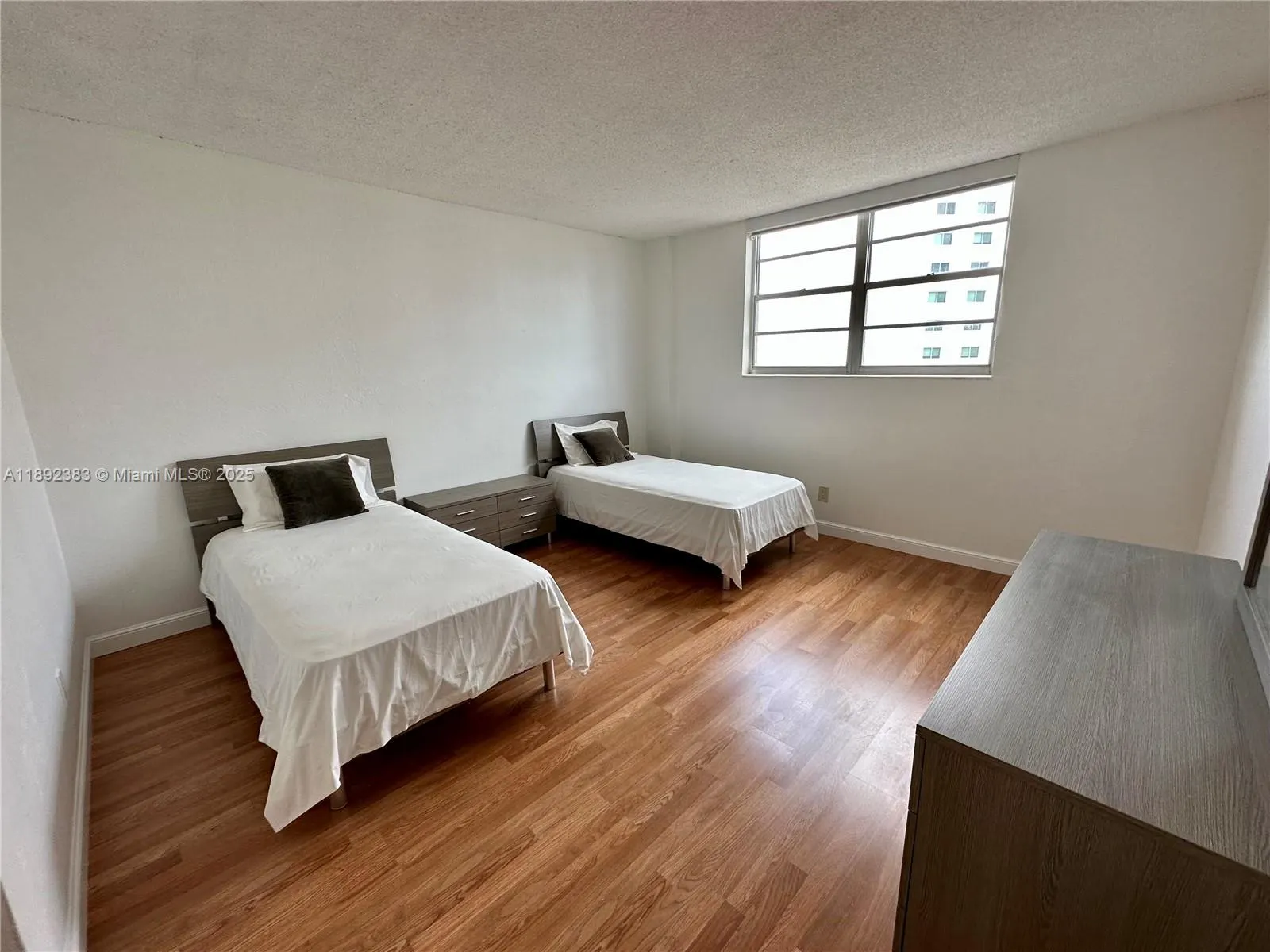 19390 Collins Ave, #820
