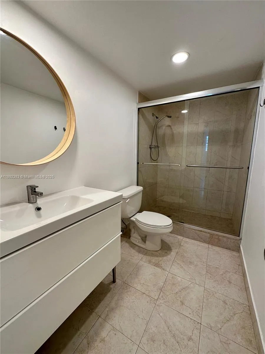 19390 Collins Ave, #820