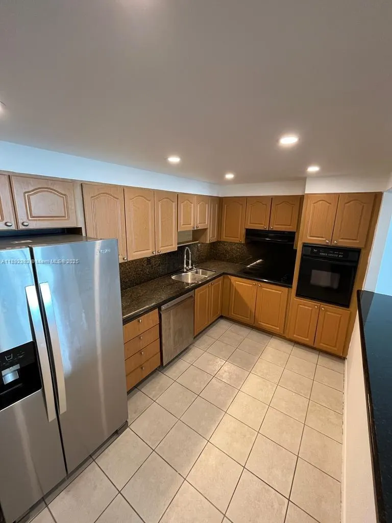 19390 Collins Ave, #820