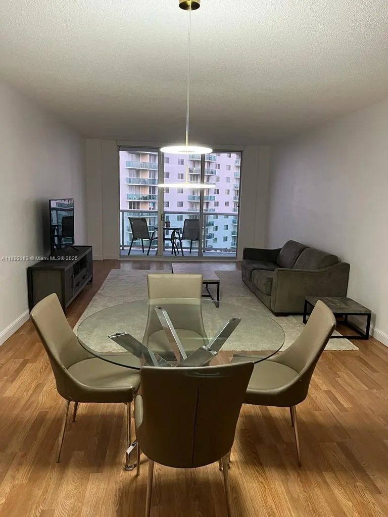 19390 Collins Ave, #820