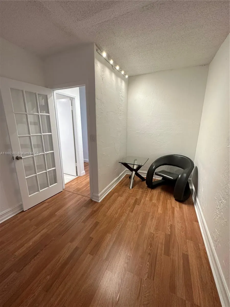 19390 Collins Ave, #820