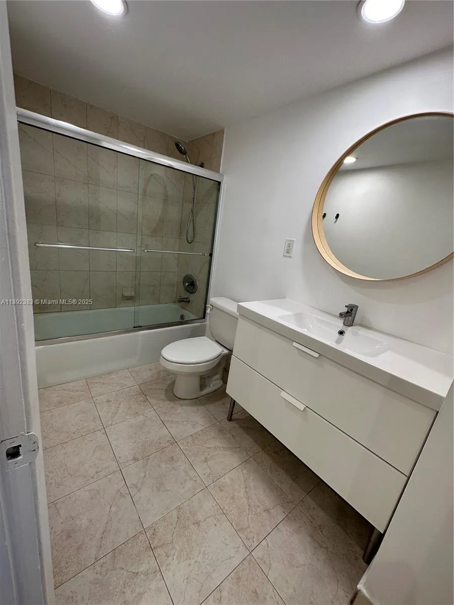 19390 Collins Ave, #820