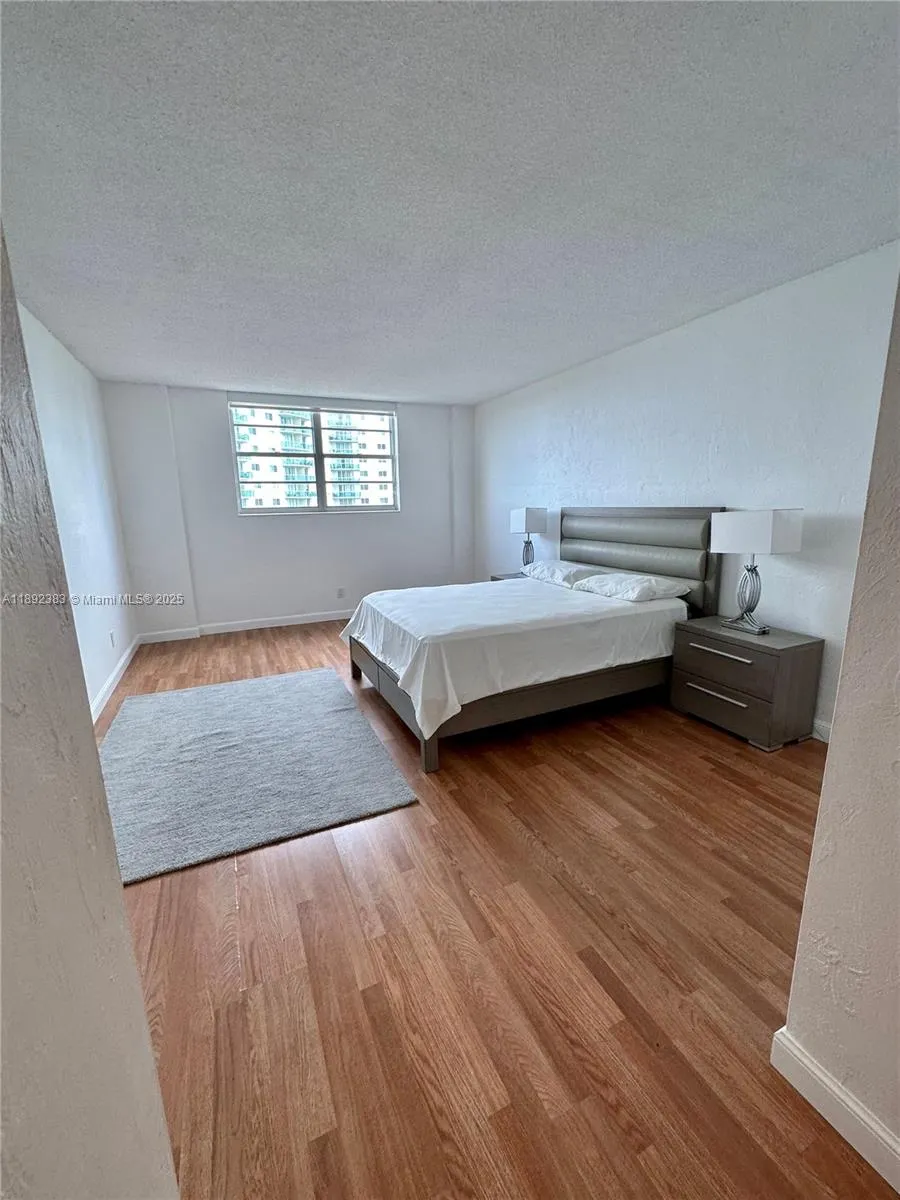 19390 Collins Ave, #820