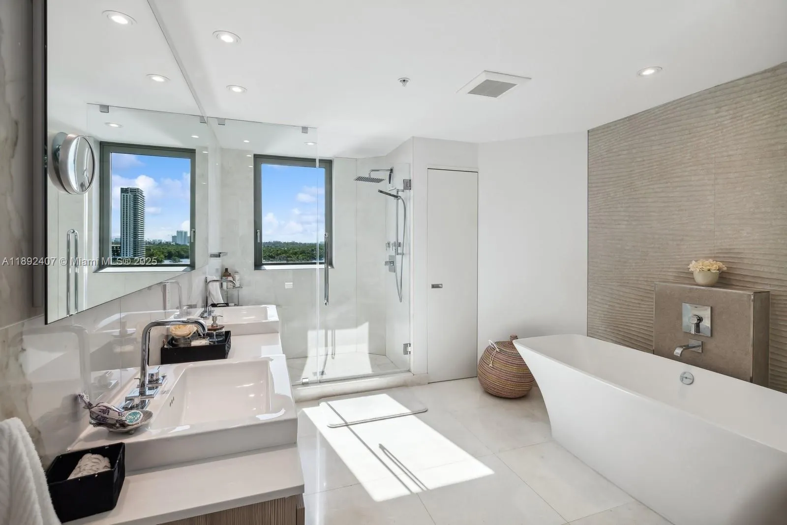 17111 Biscayne Blvd, #1004