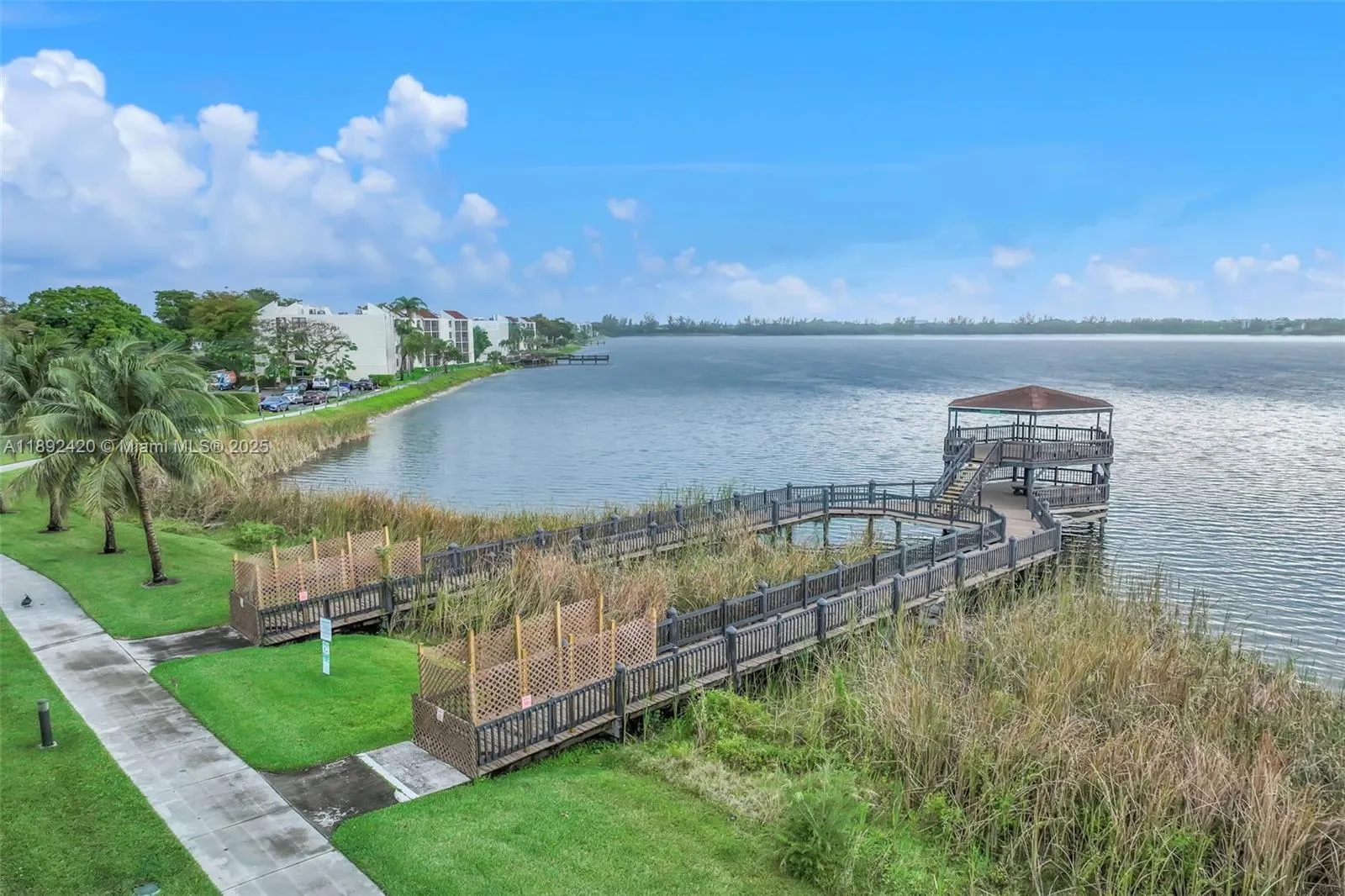 110 Lake Emerald Dr, #404