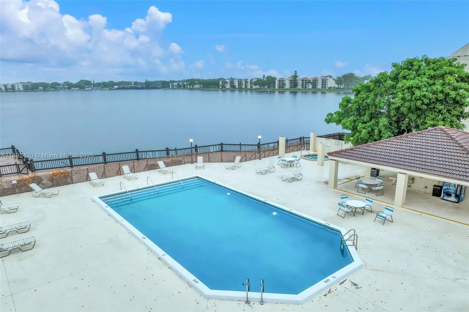 110 Lake Emerald Dr, #404
