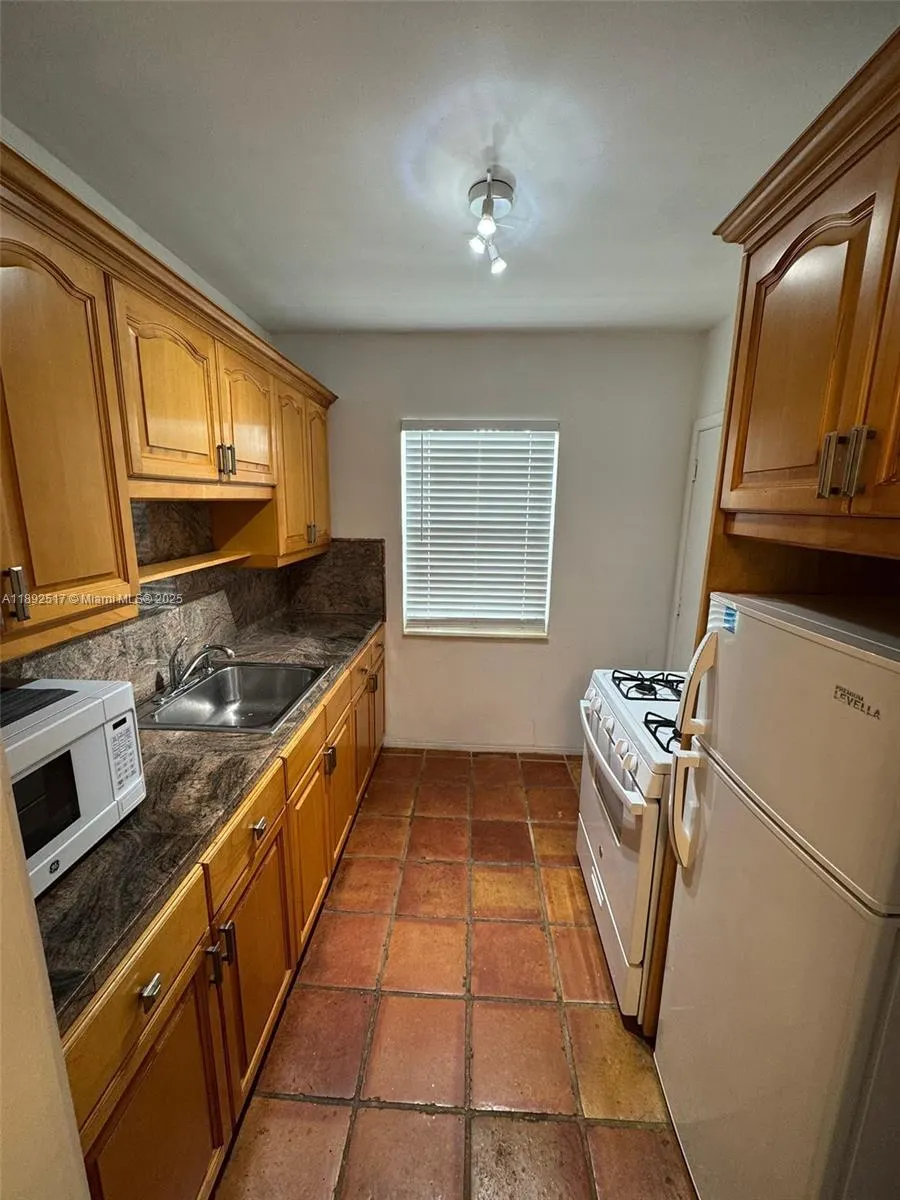 1610 Michigan Ave, #6