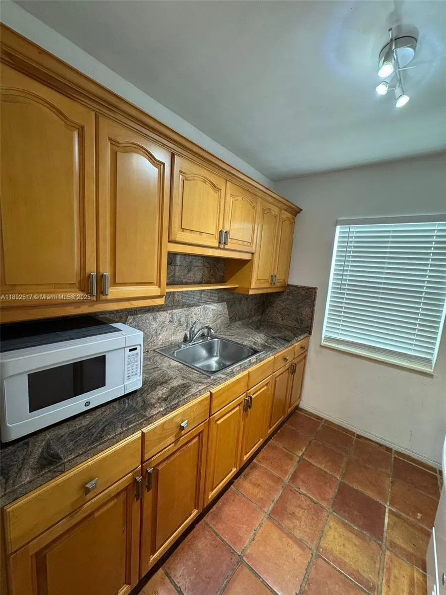 1610 Michigan Ave, #6