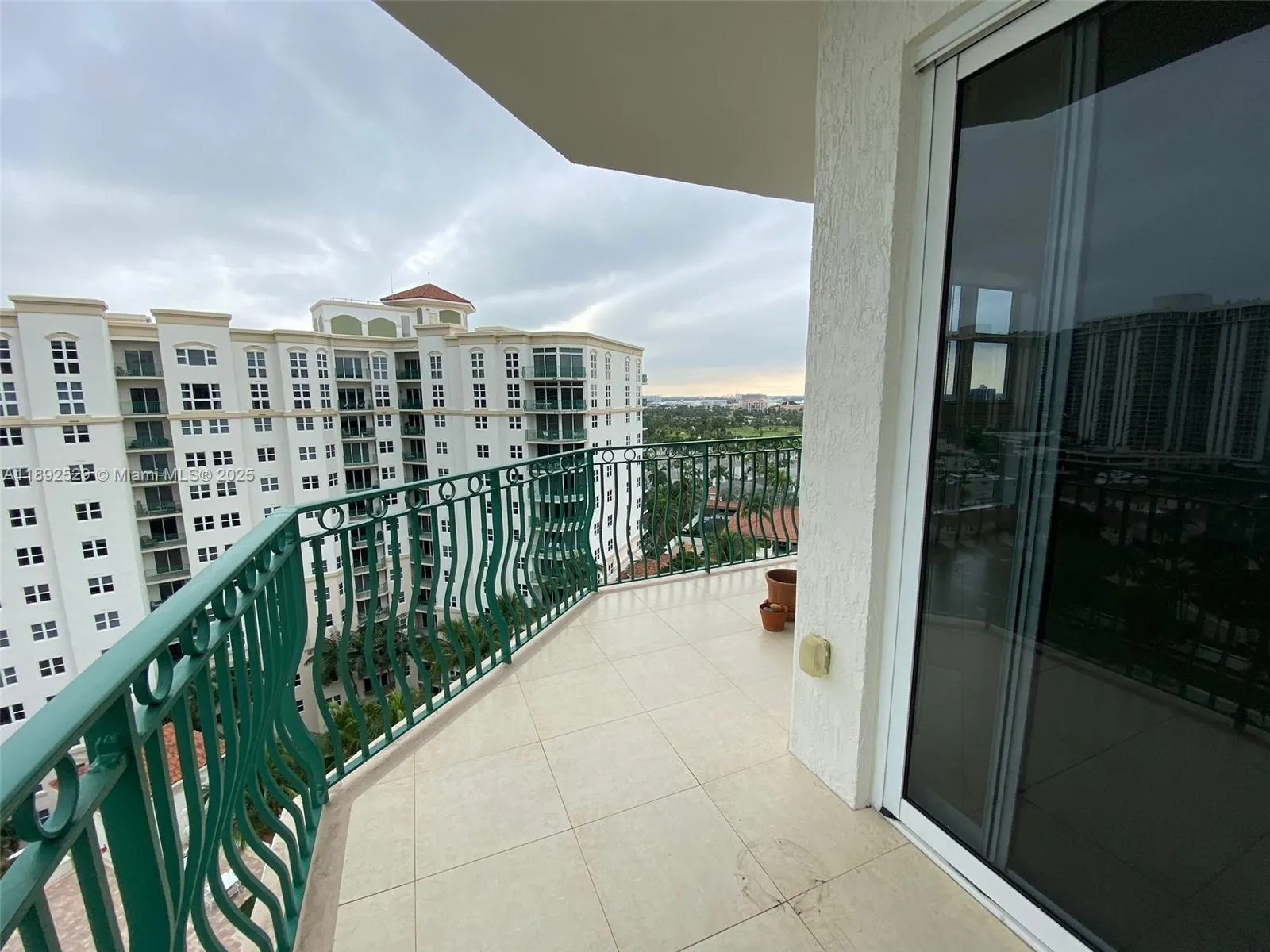 20000 E Country Club Dr, #PH01