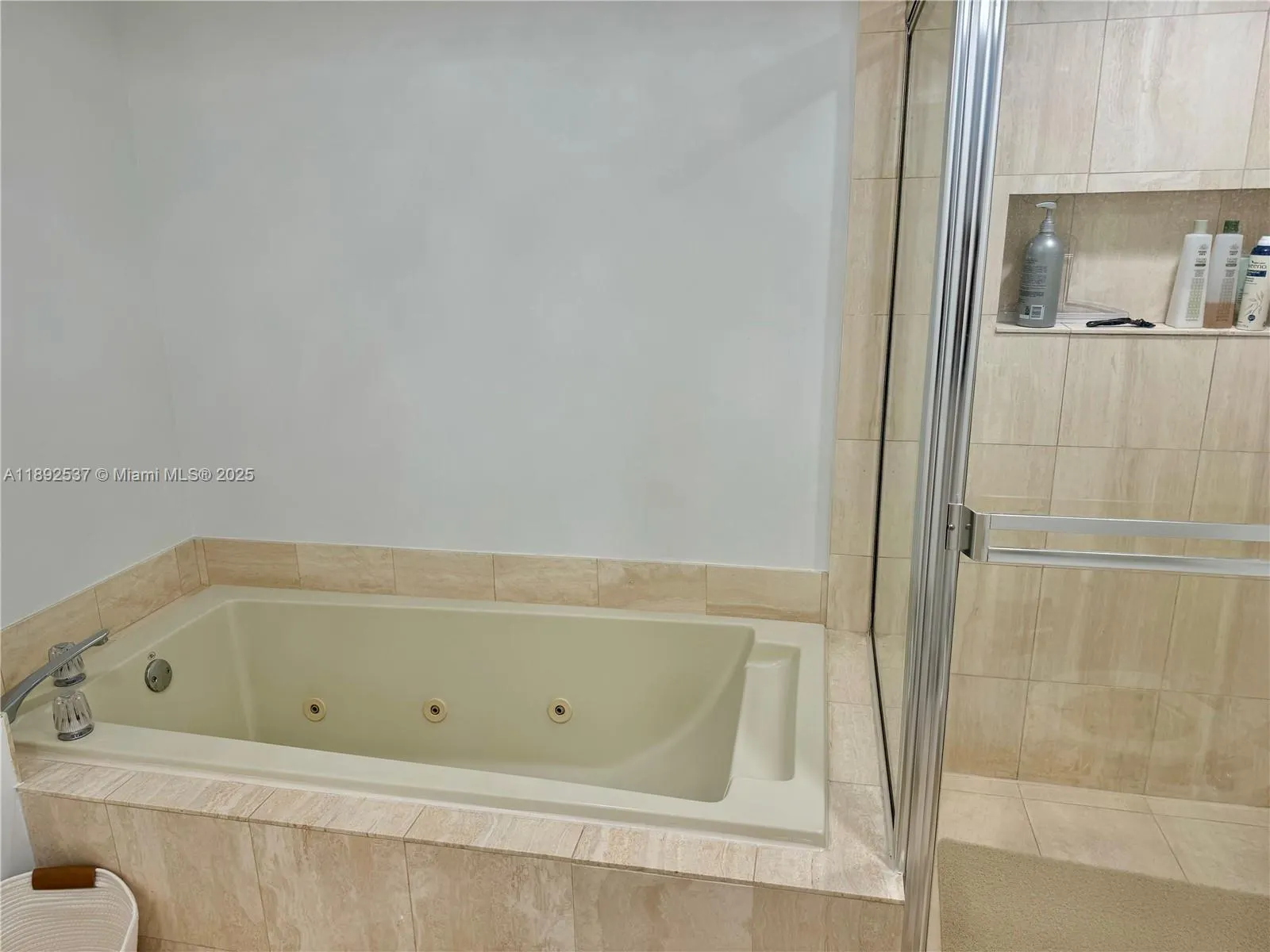 1000 ISLAND Blvd, #811