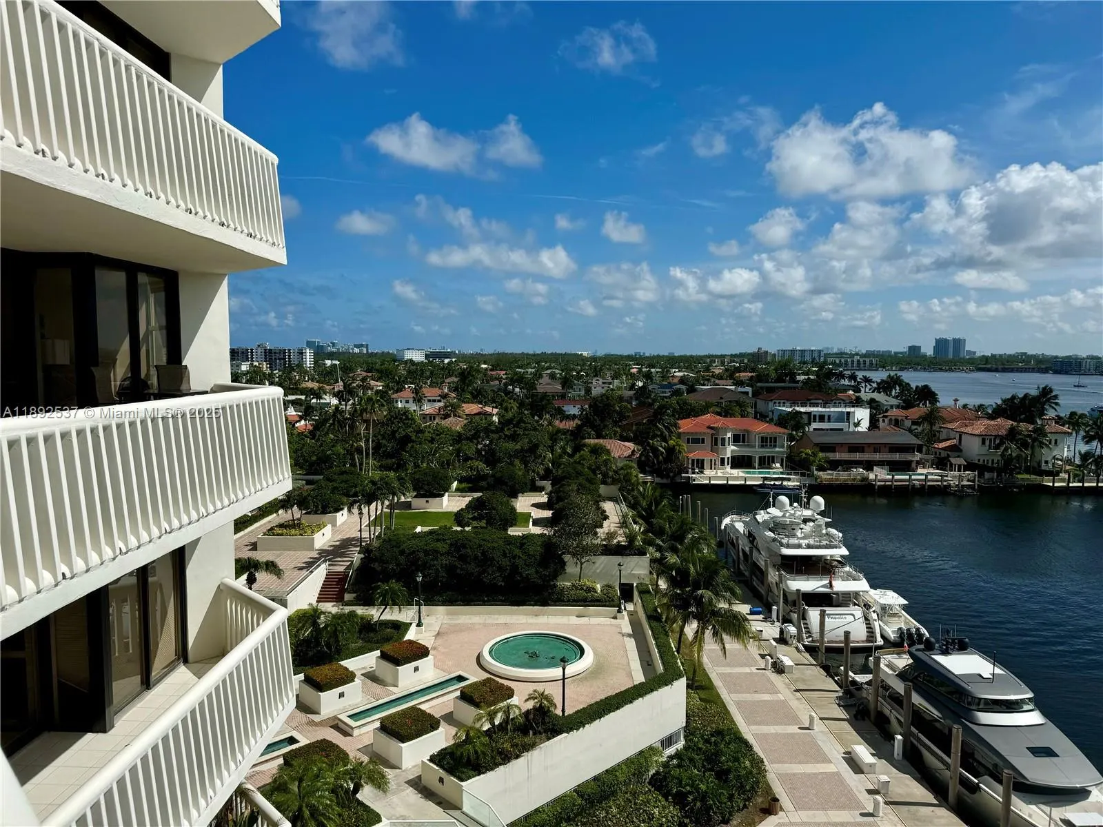 1000 ISLAND Blvd, #811