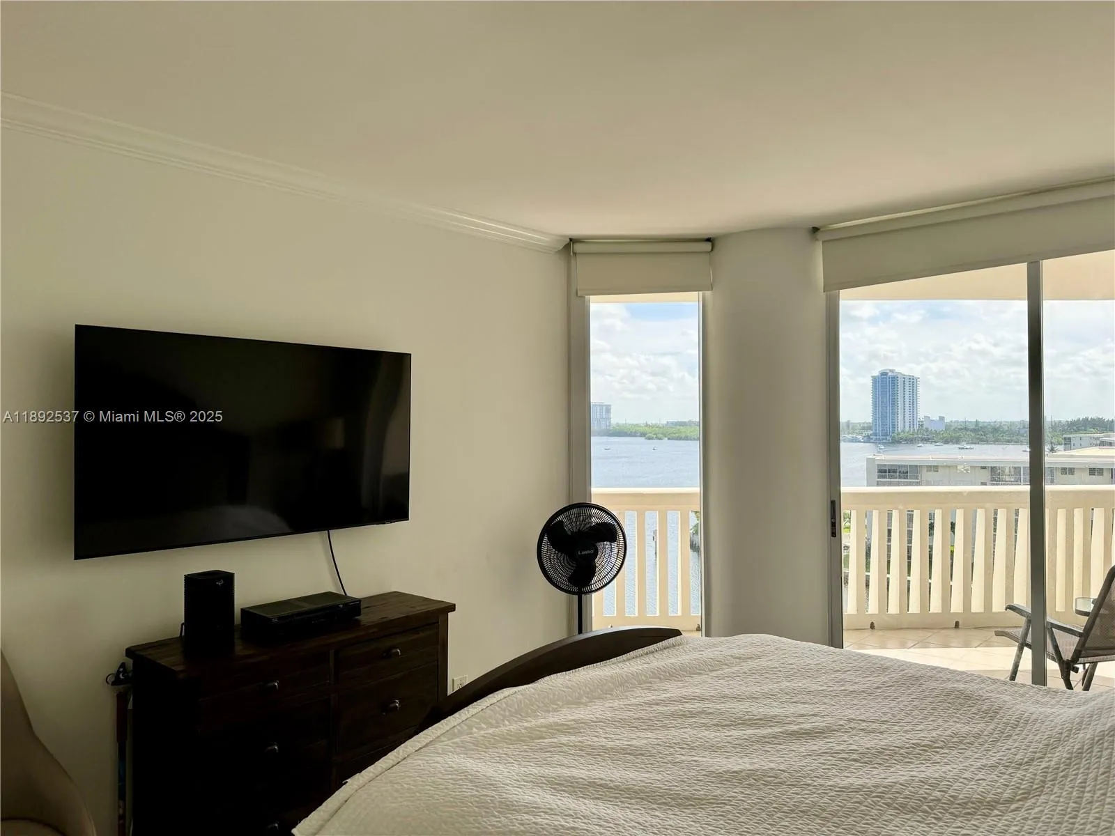 1000 ISLAND Blvd, #811